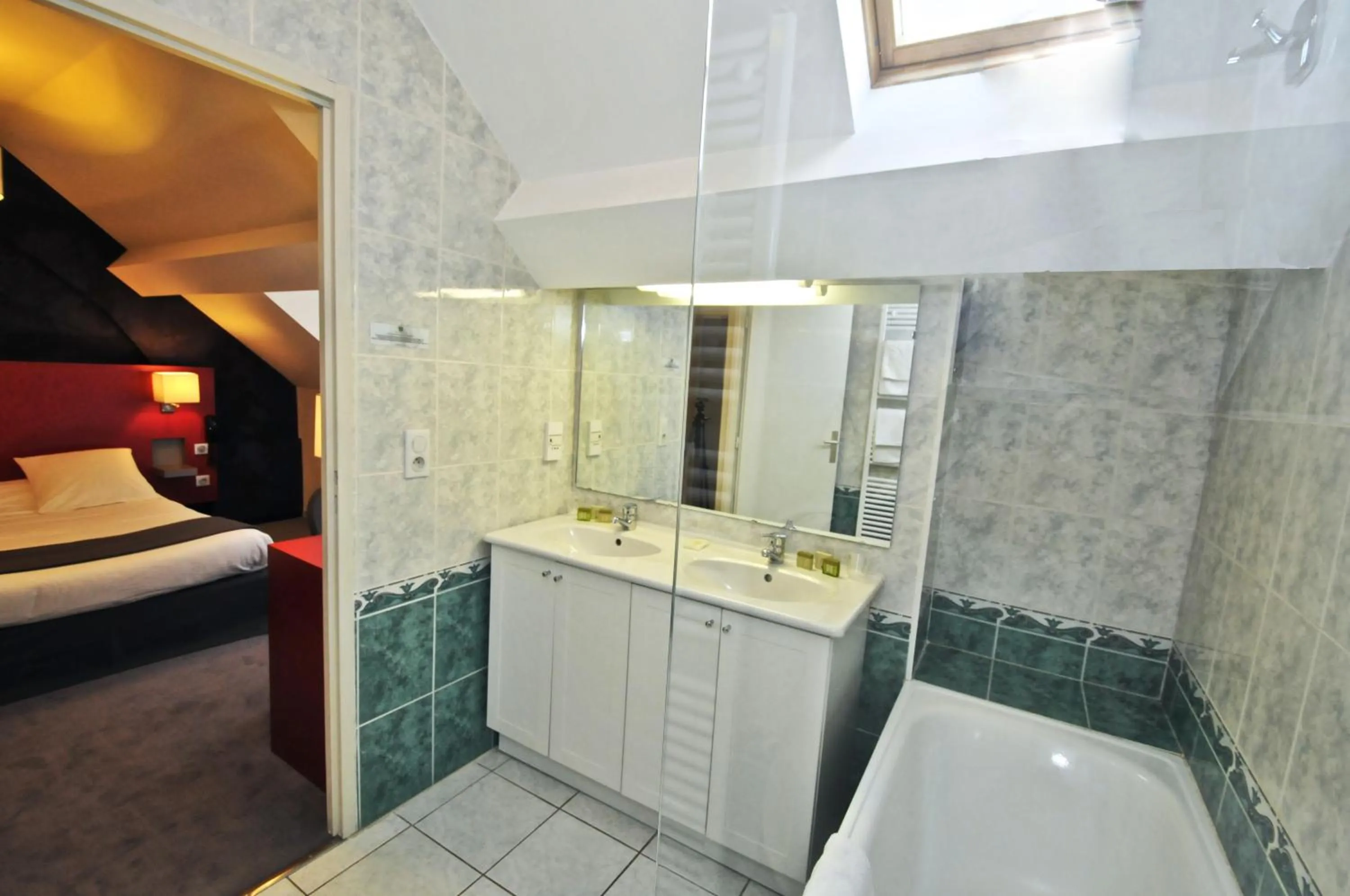 Bed in Logis Hôtel Le Central