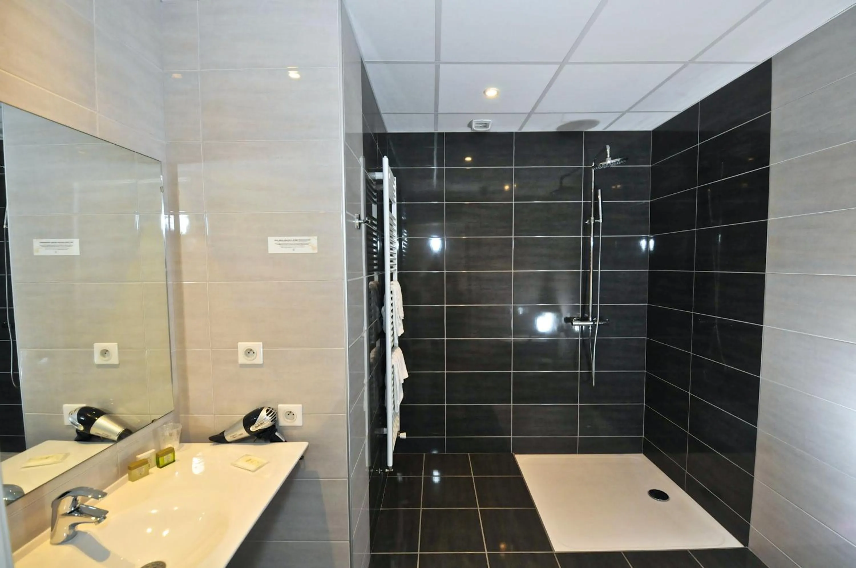 Bathroom in Logis Hôtel Le Central