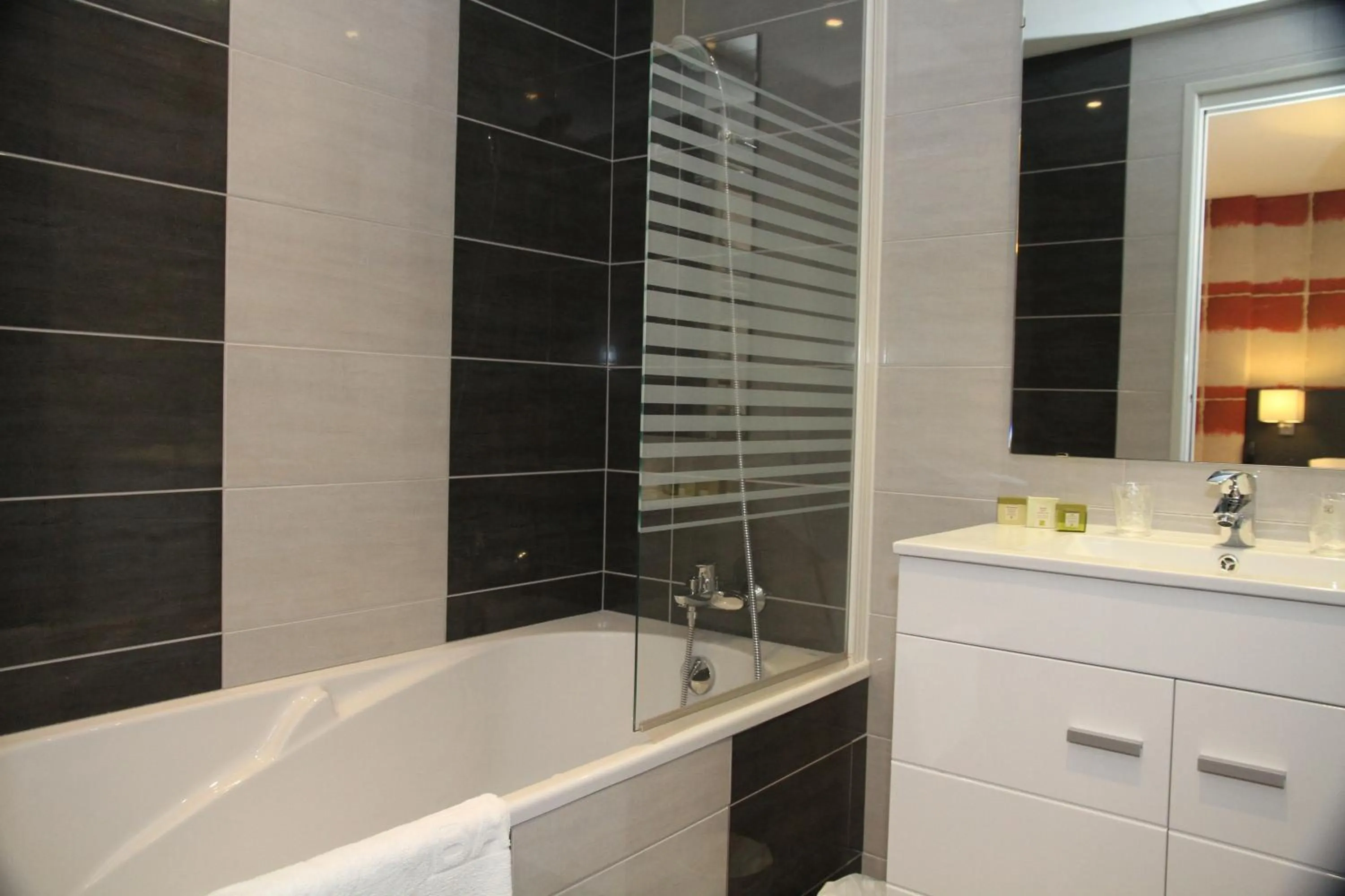 Bathroom in Logis Hôtel Le Central