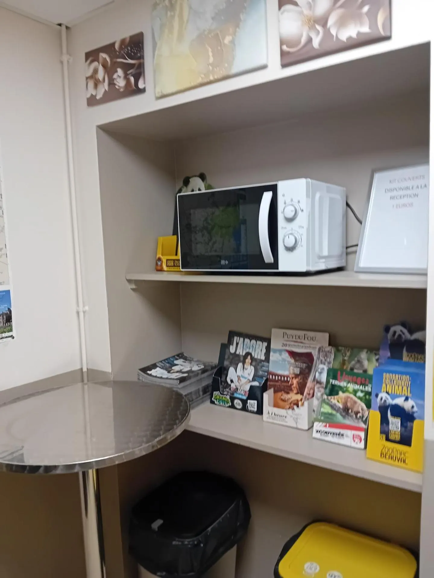 microwave in Premiere Classe Niort Est - Chauray