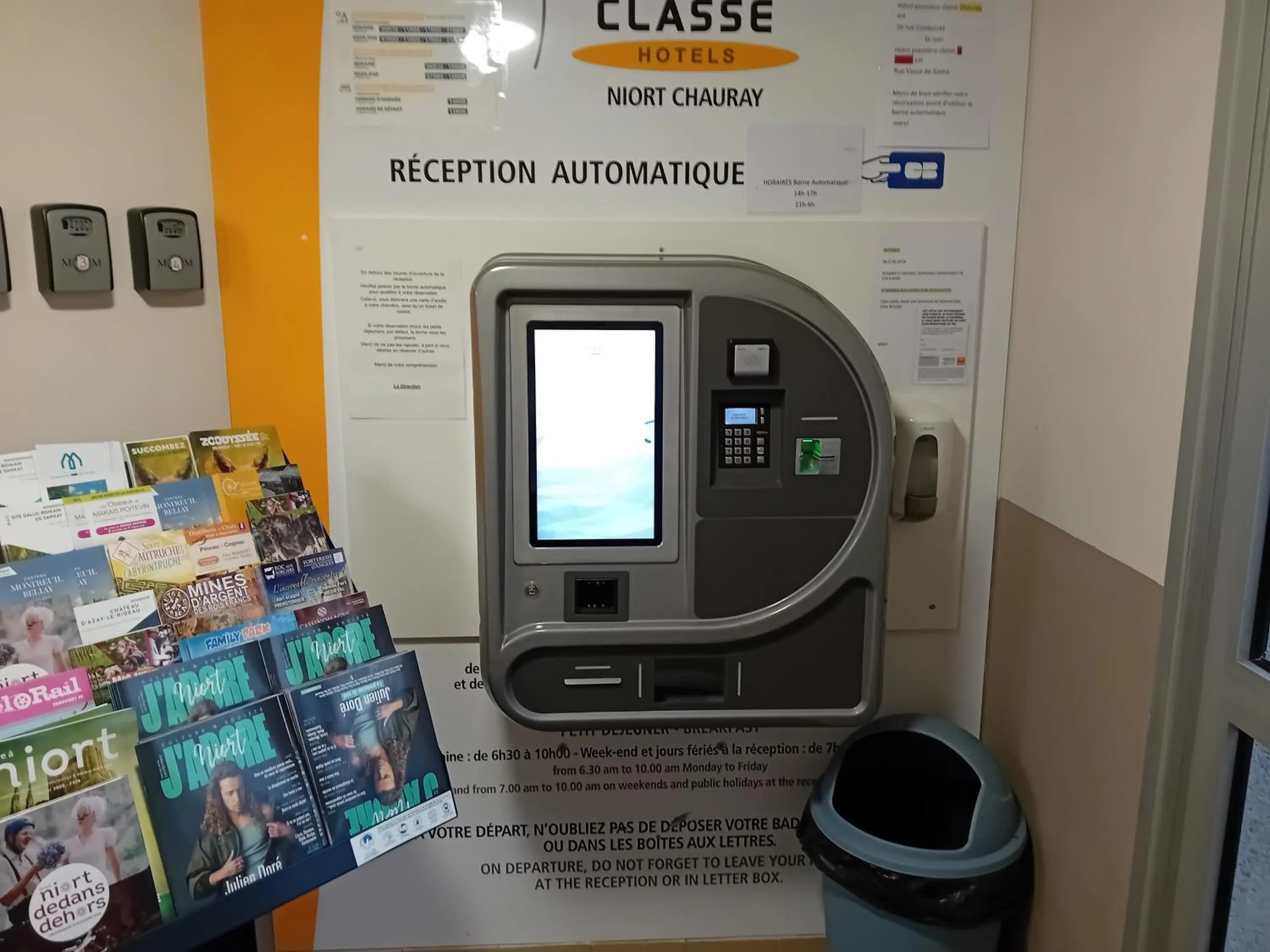 vending machine in Premiere Classe Niort Est - Chauray