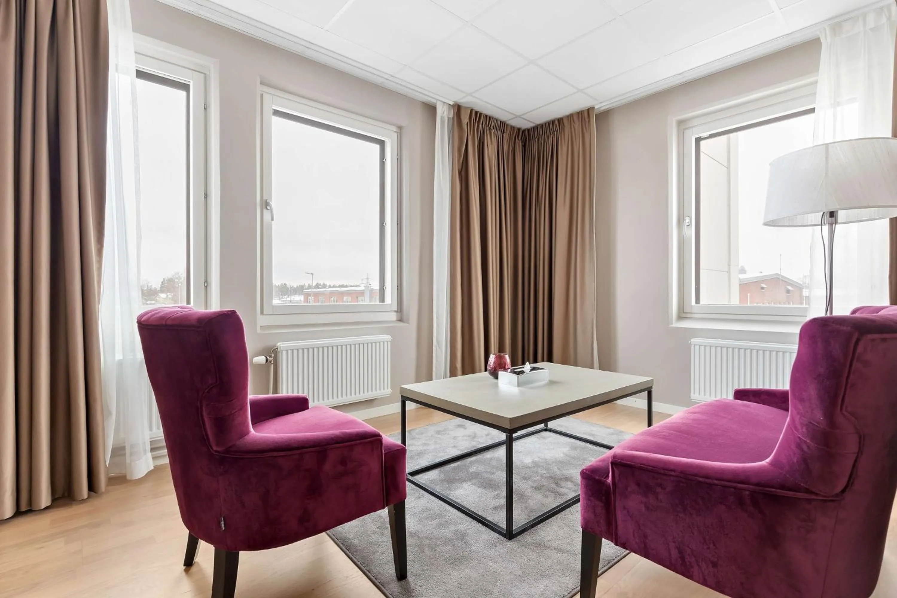 Bedroom in Best Western Plus Park Airport Hotel