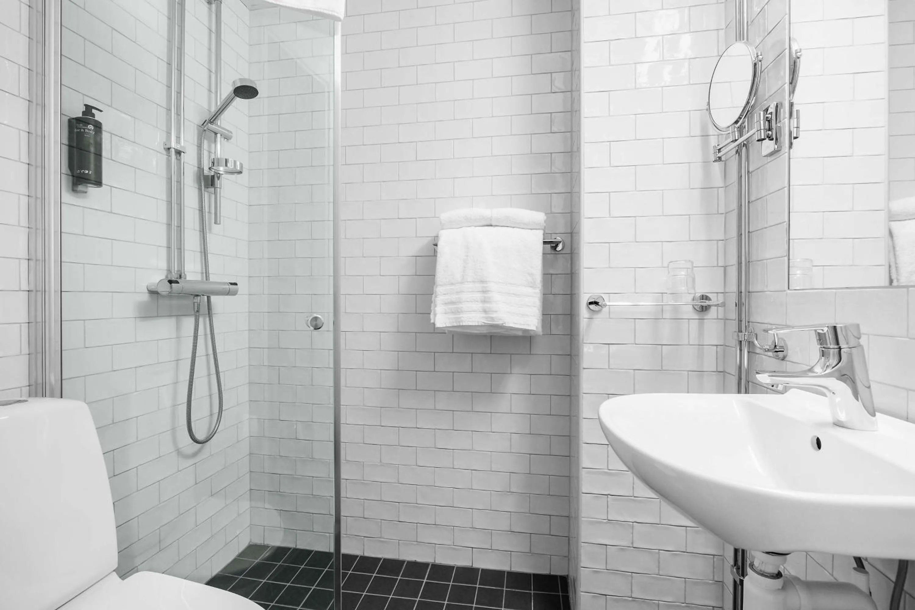 Bathroom in Best Western Plus Park Airport Hotel