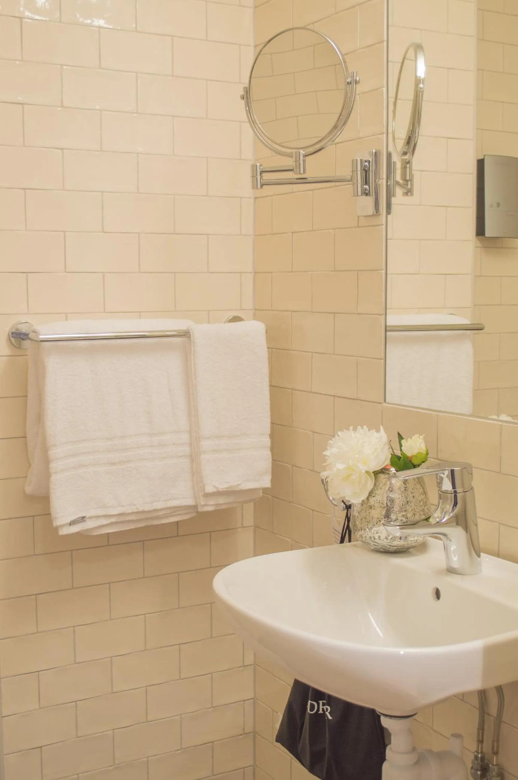 Shower in Best Western Plus Park Airport Hotel