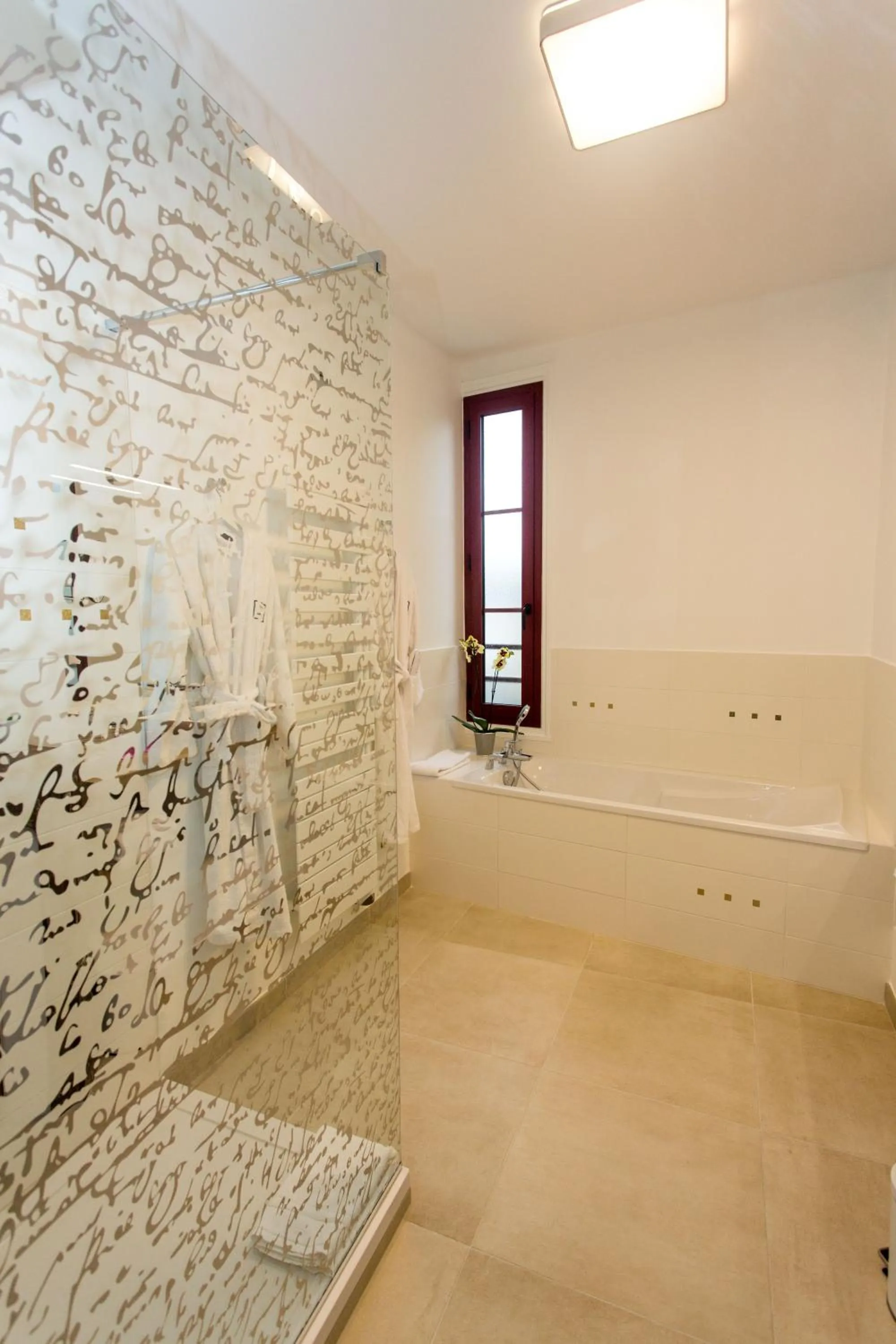 Bathroom in Hôtel Spa - Au Charme Rabelaisien