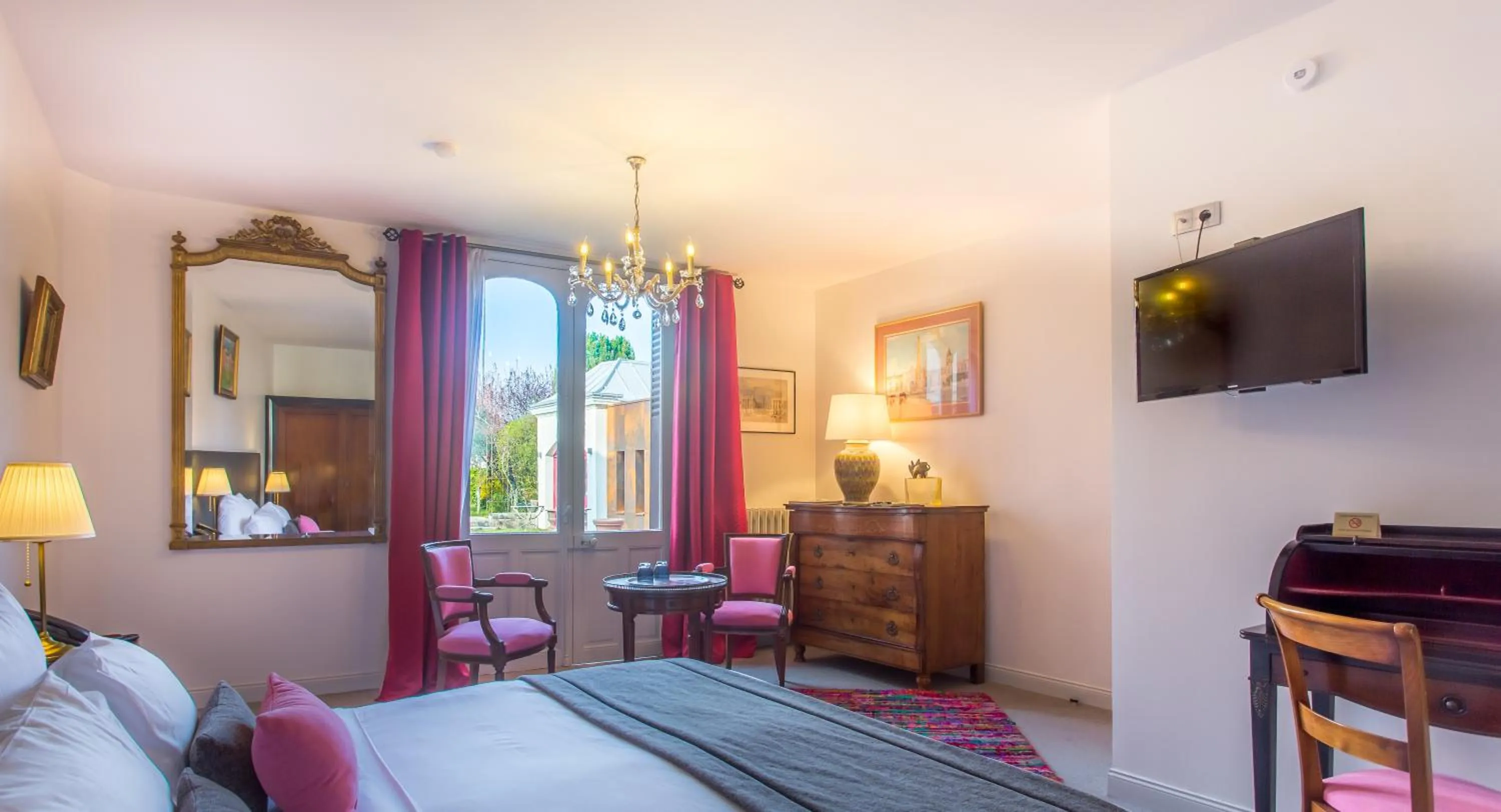 Bed in Hôtel Spa - Au Charme Rabelaisien