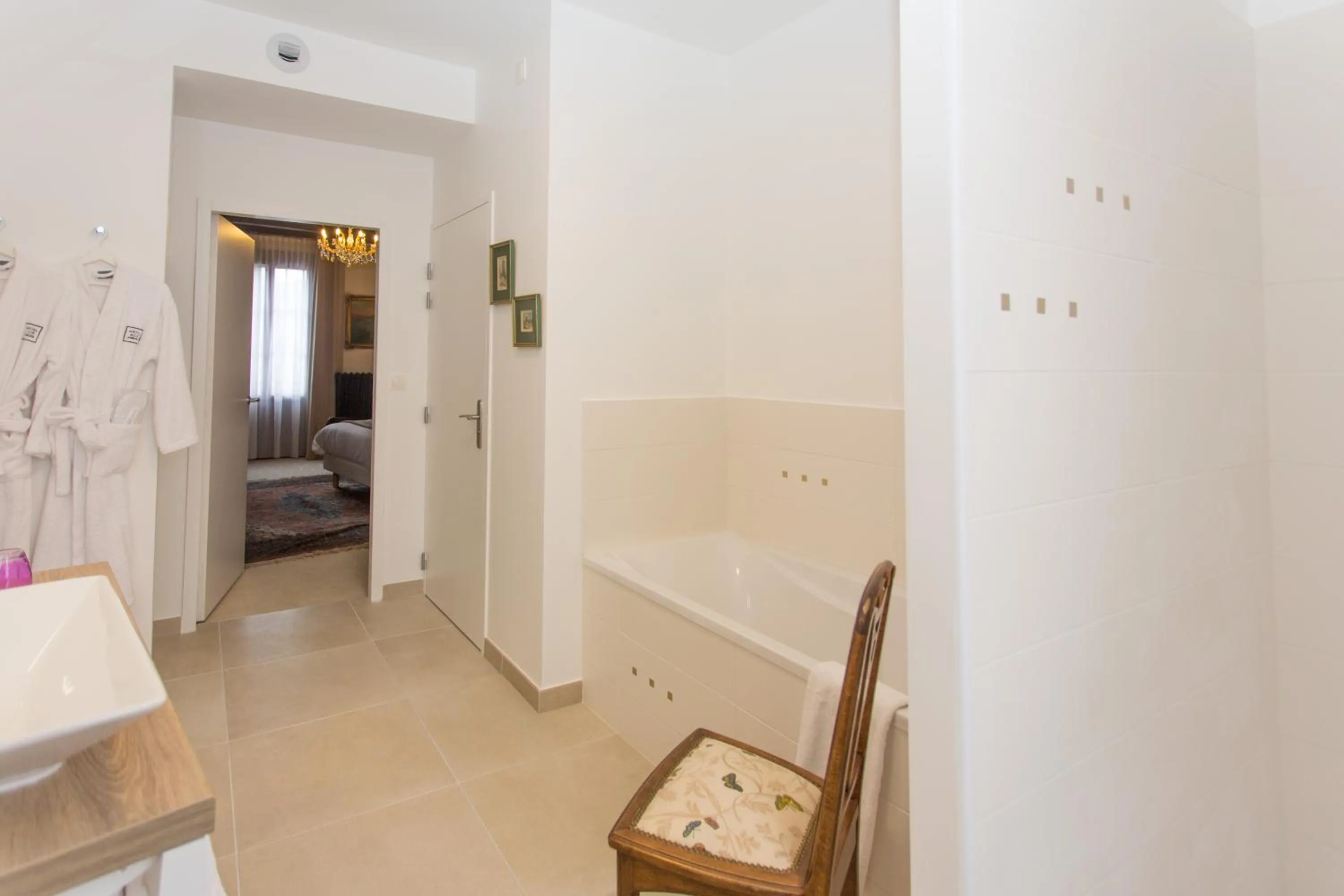 Bathroom in Hôtel Spa - Au Charme Rabelaisien