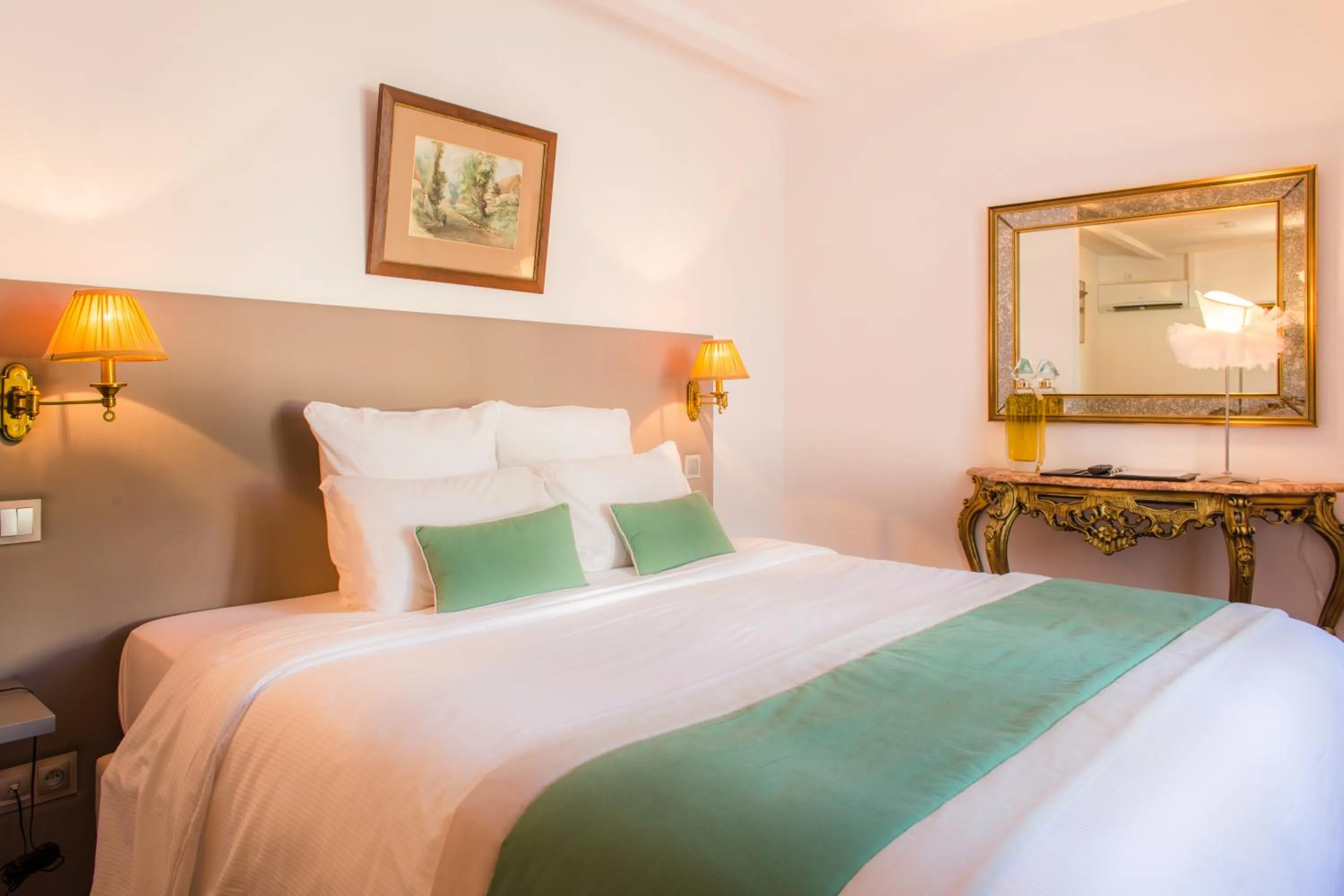 Bed in Hôtel Spa - Au Charme Rabelaisien