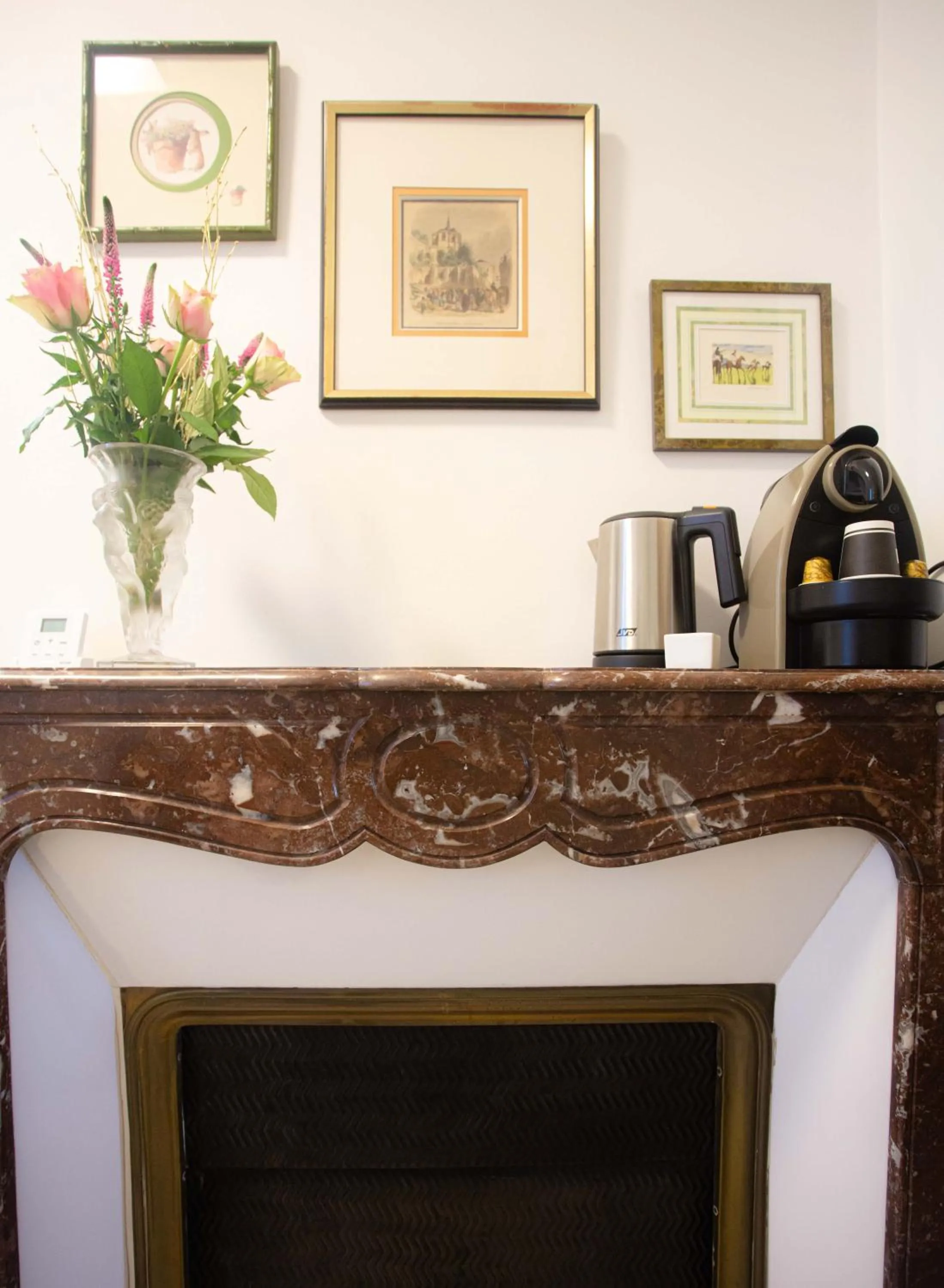 Coffee/tea facilities in Hôtel Spa - Au Charme Rabelaisien