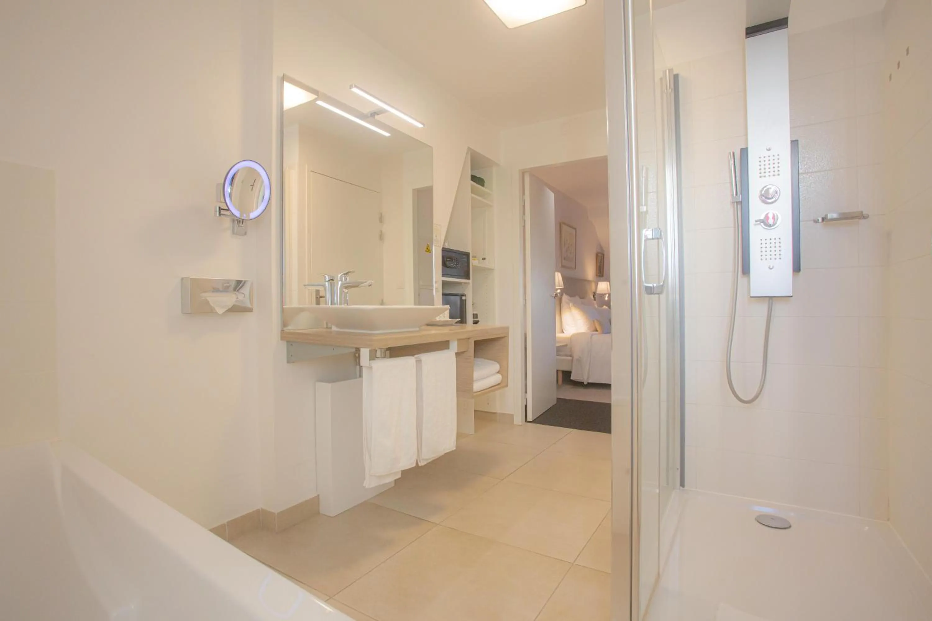 Shower in Hôtel Spa - Au Charme Rabelaisien