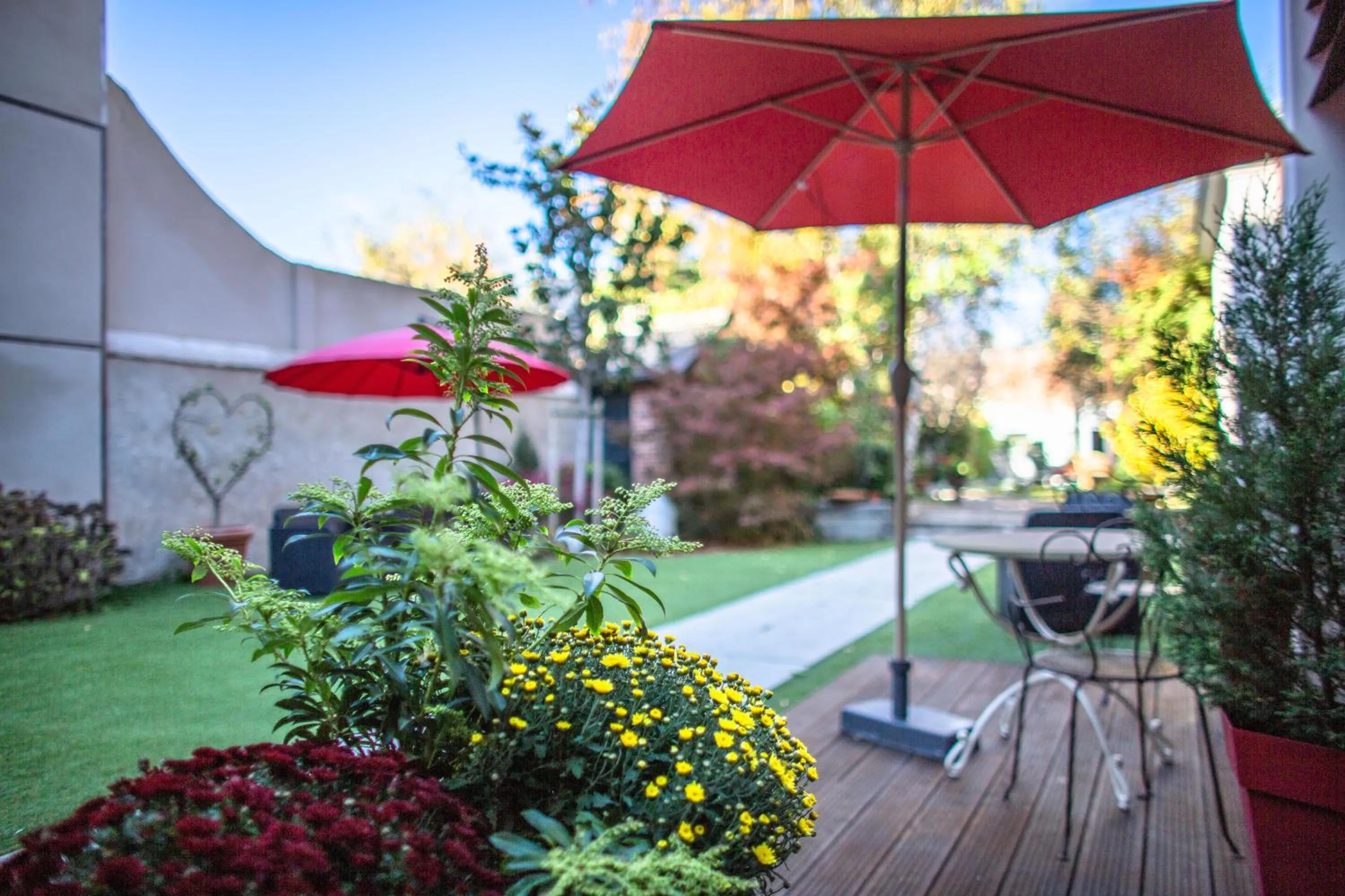 Patio in Hôtel Spa - Au Charme Rabelaisien