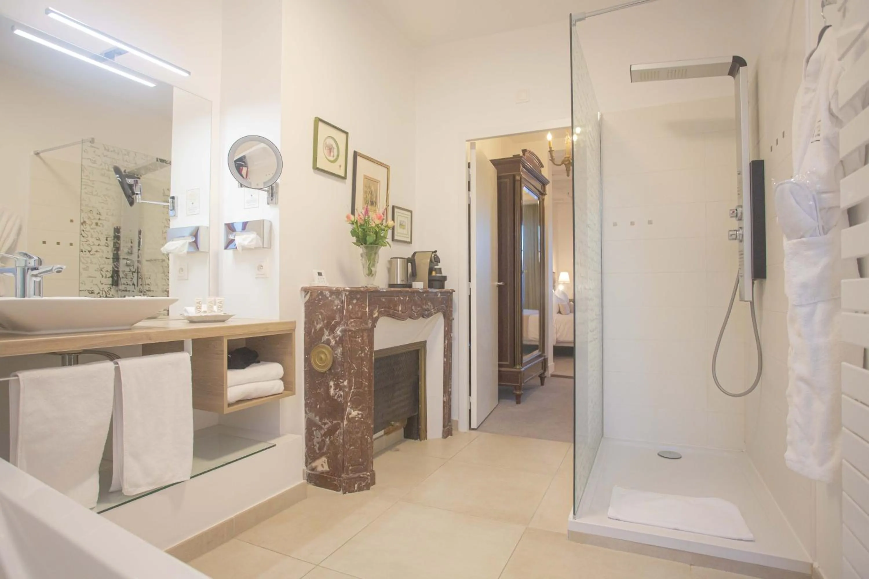 Shower in Hôtel Spa - Au Charme Rabelaisien