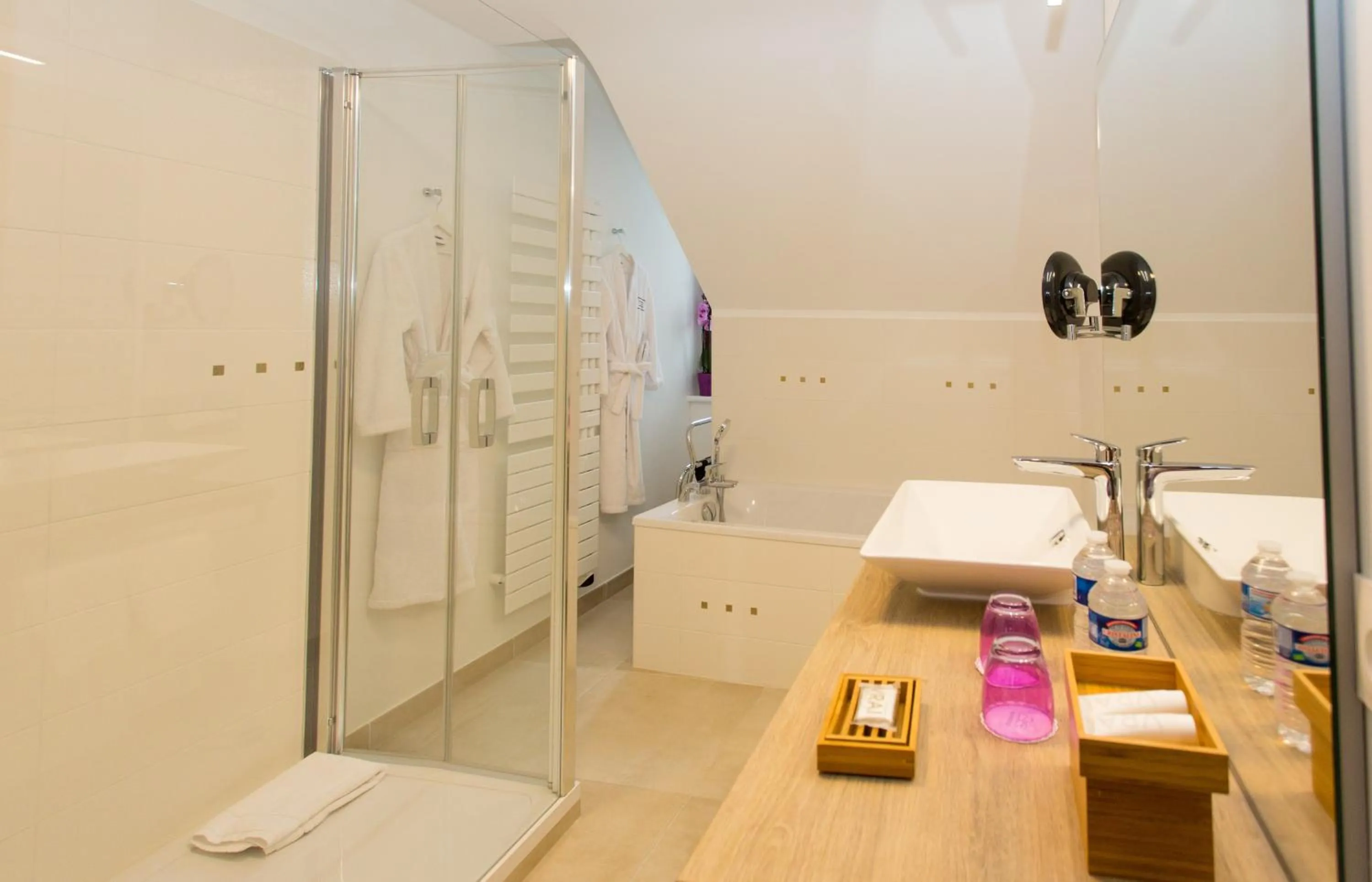 Bathroom in Hôtel Spa - Au Charme Rabelaisien