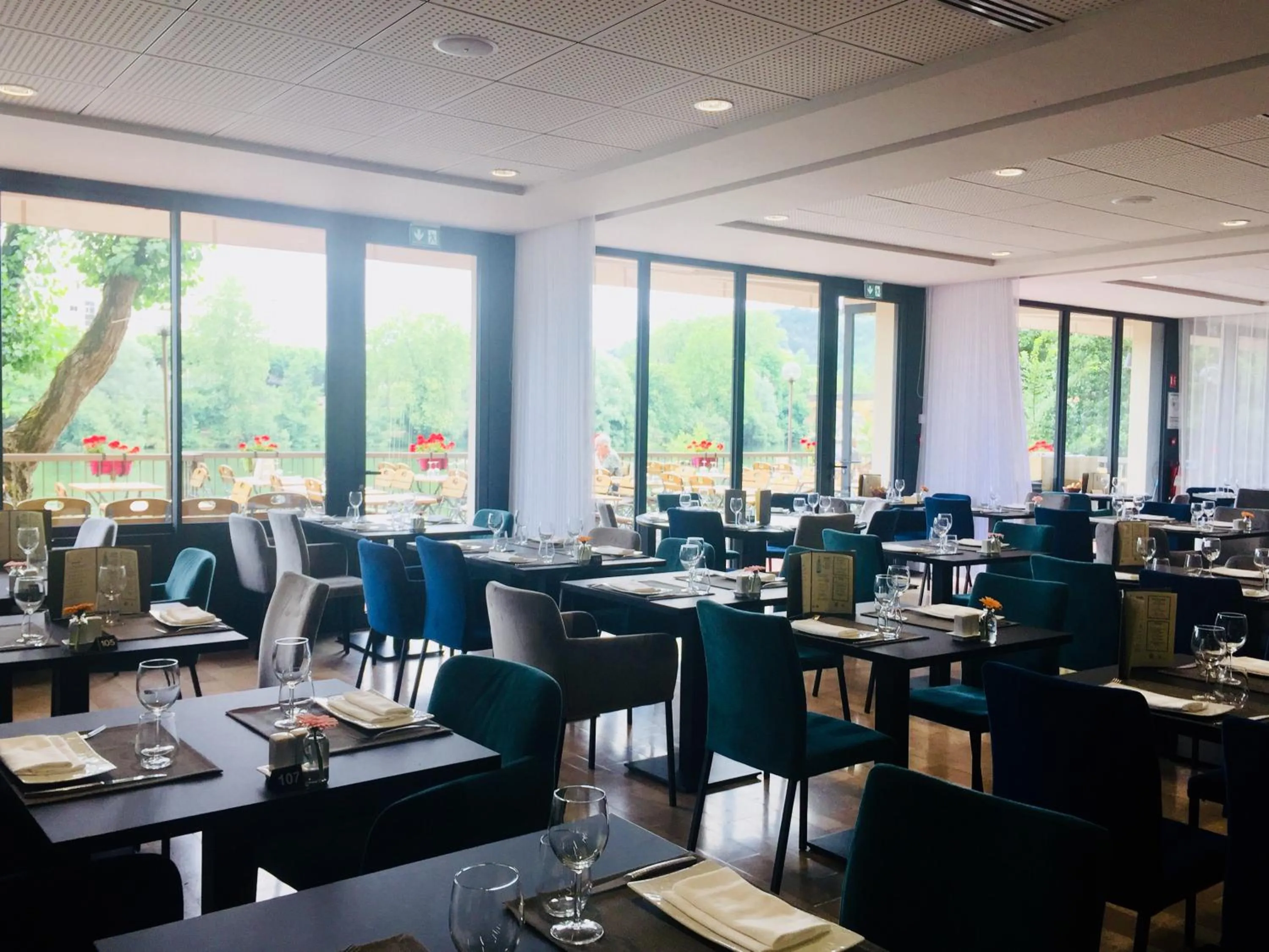 Restaurant/places to eat in La Chartreuse Logis Hotel Restaurant