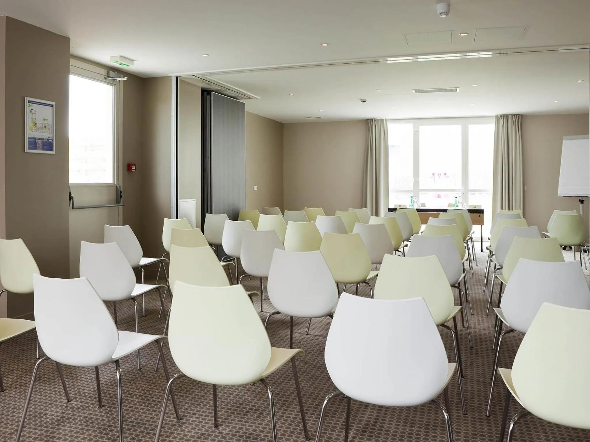 Meeting/conference room in ibis Styles Compiegne