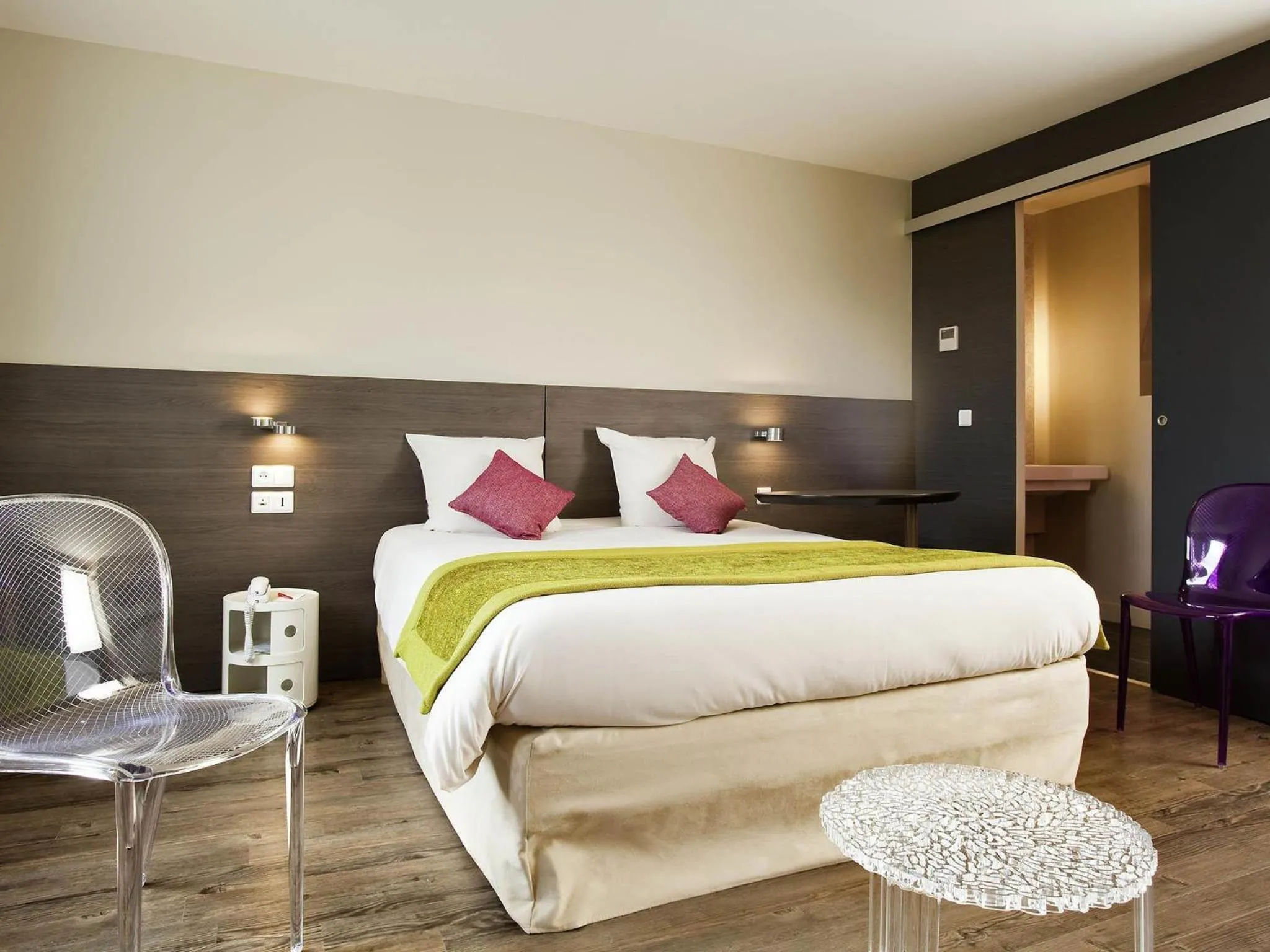 Property building, Bed in ibis Styles Compiegne