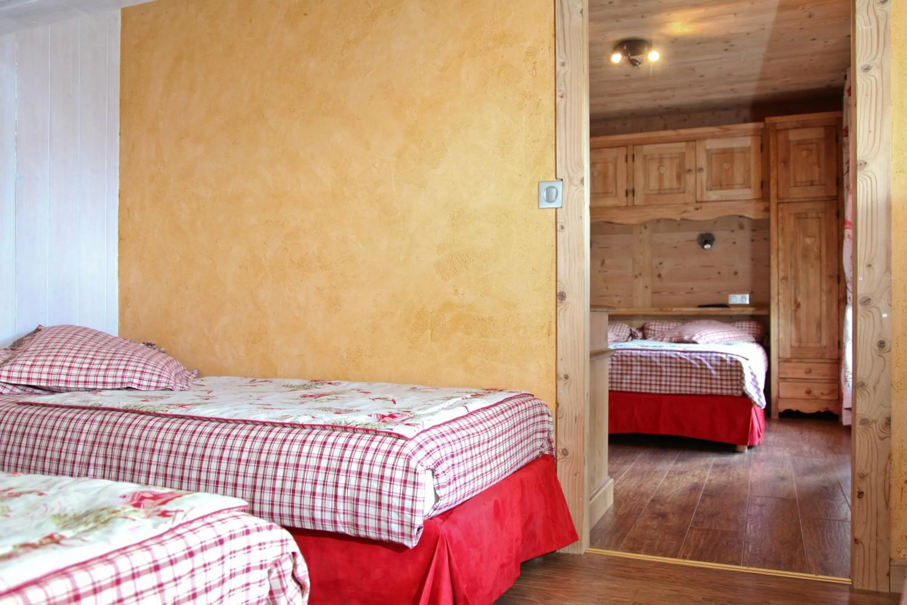 Photo of the whole room, Bed in Alpen Roc