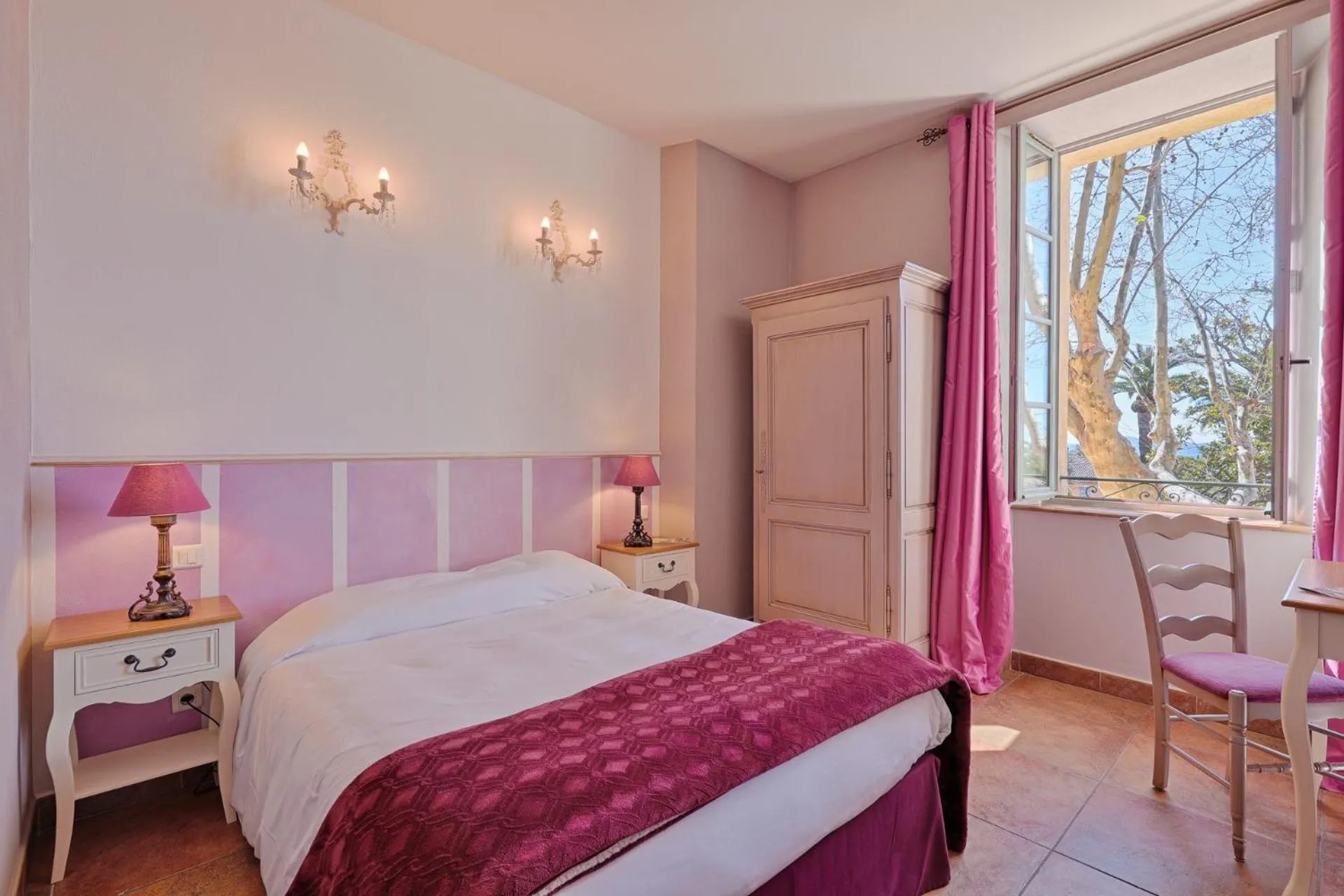 Bed in Hostellerie du Cigalou