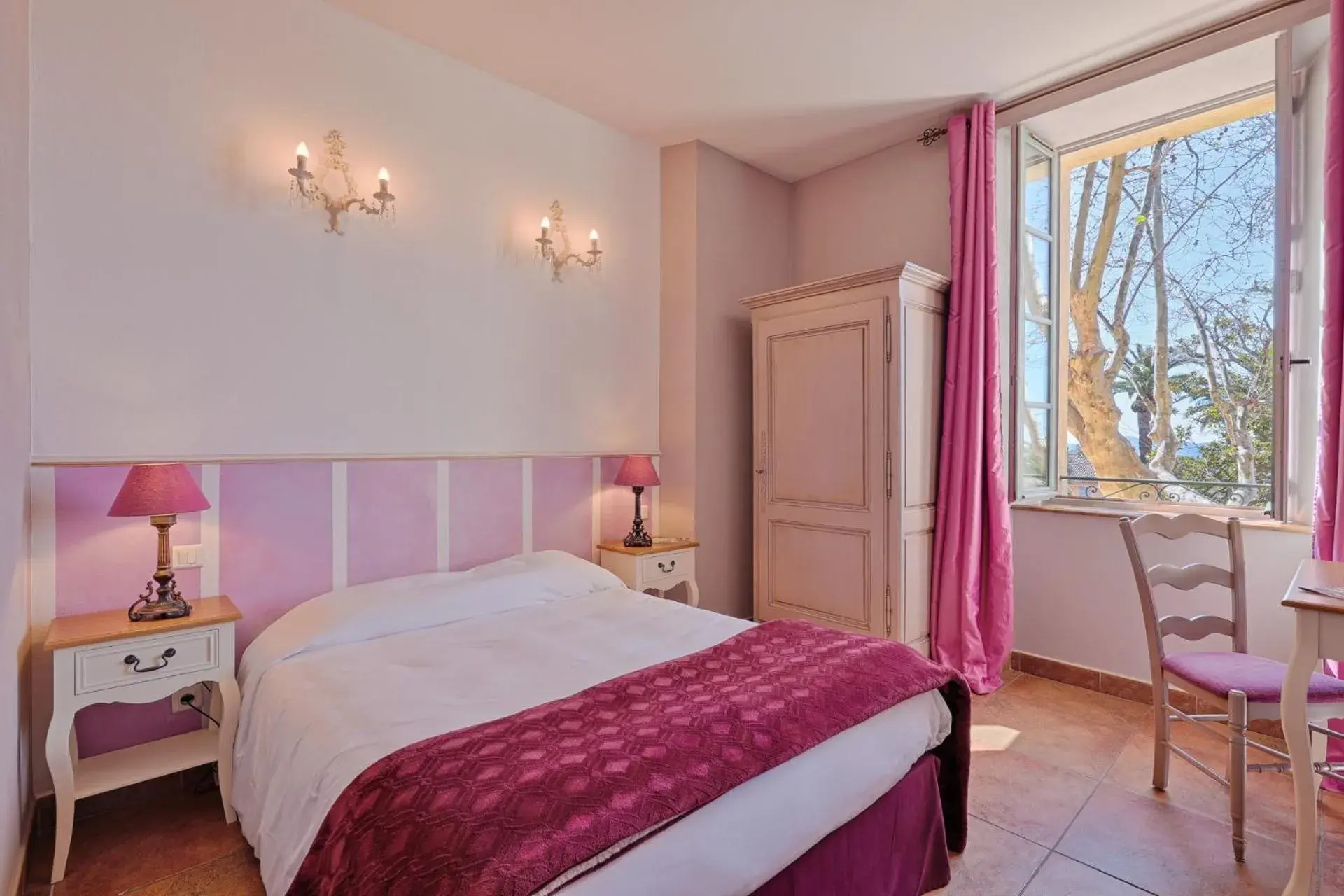 Double Room in Hostellerie du Cigalou Double Room in Hostellerie du Cigalou