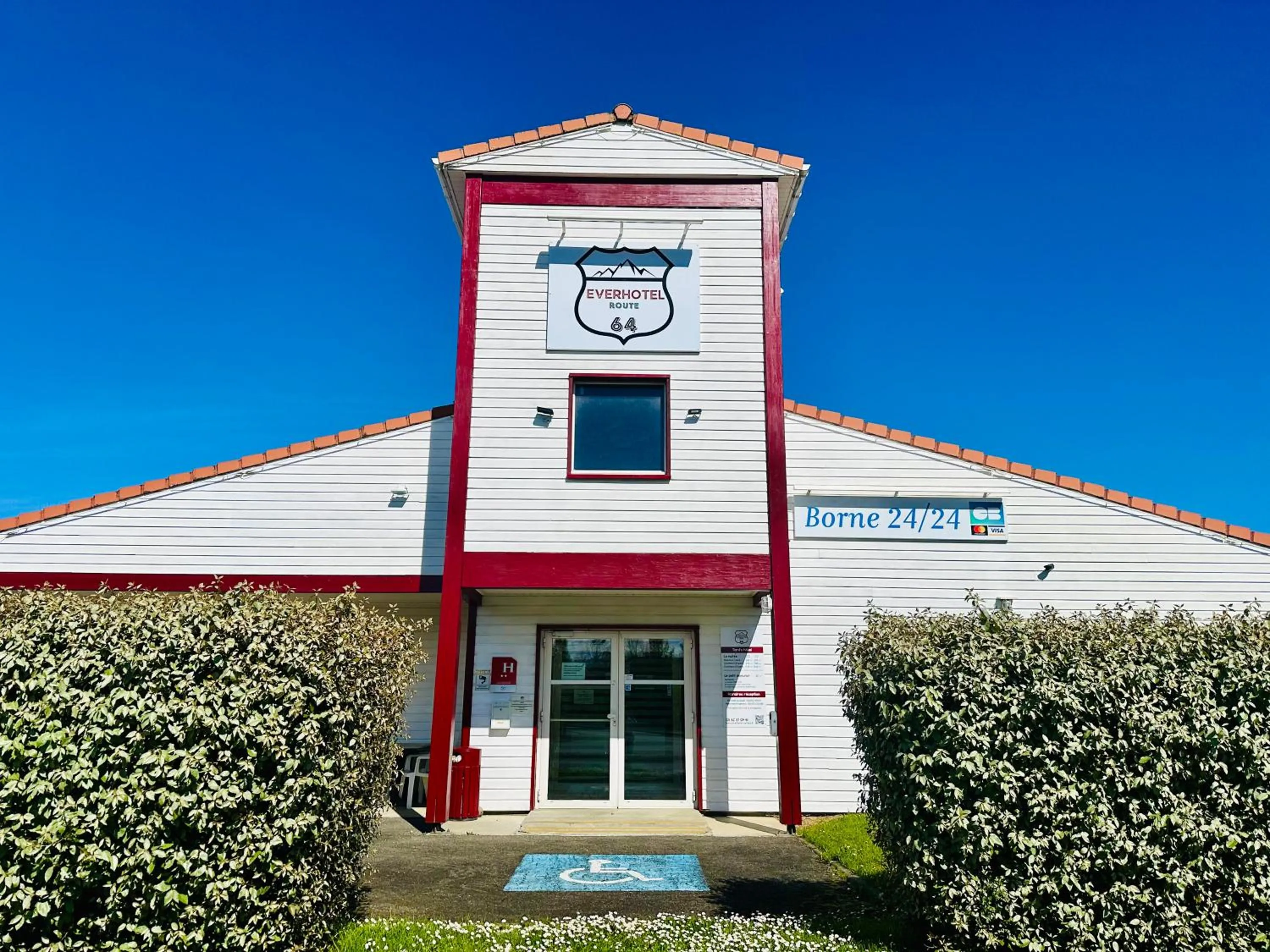 Facade/entrance in Everhotel route64 Tarbes-Ibos