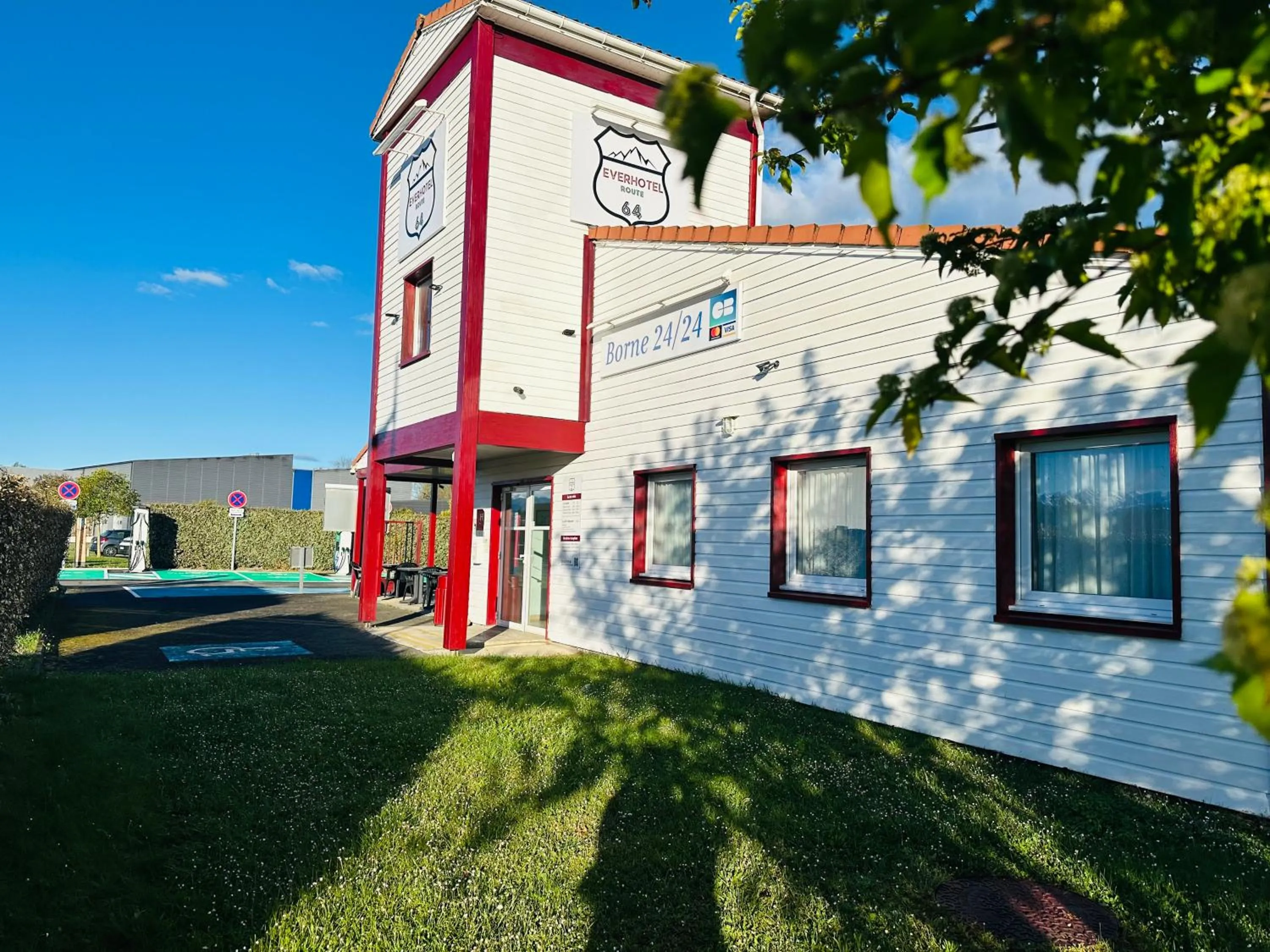 Facade/entrance in Everhotel route64 Tarbes-Ibos