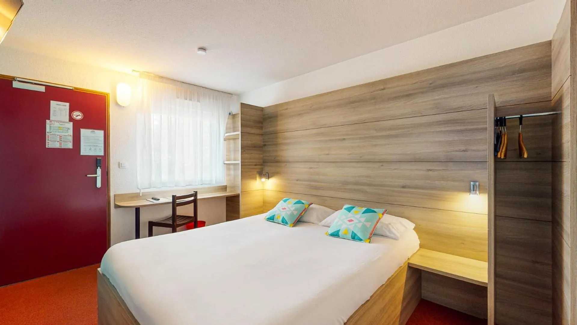 Photo of the whole room, Bed in Everhotel route64 Tarbes-Ibos