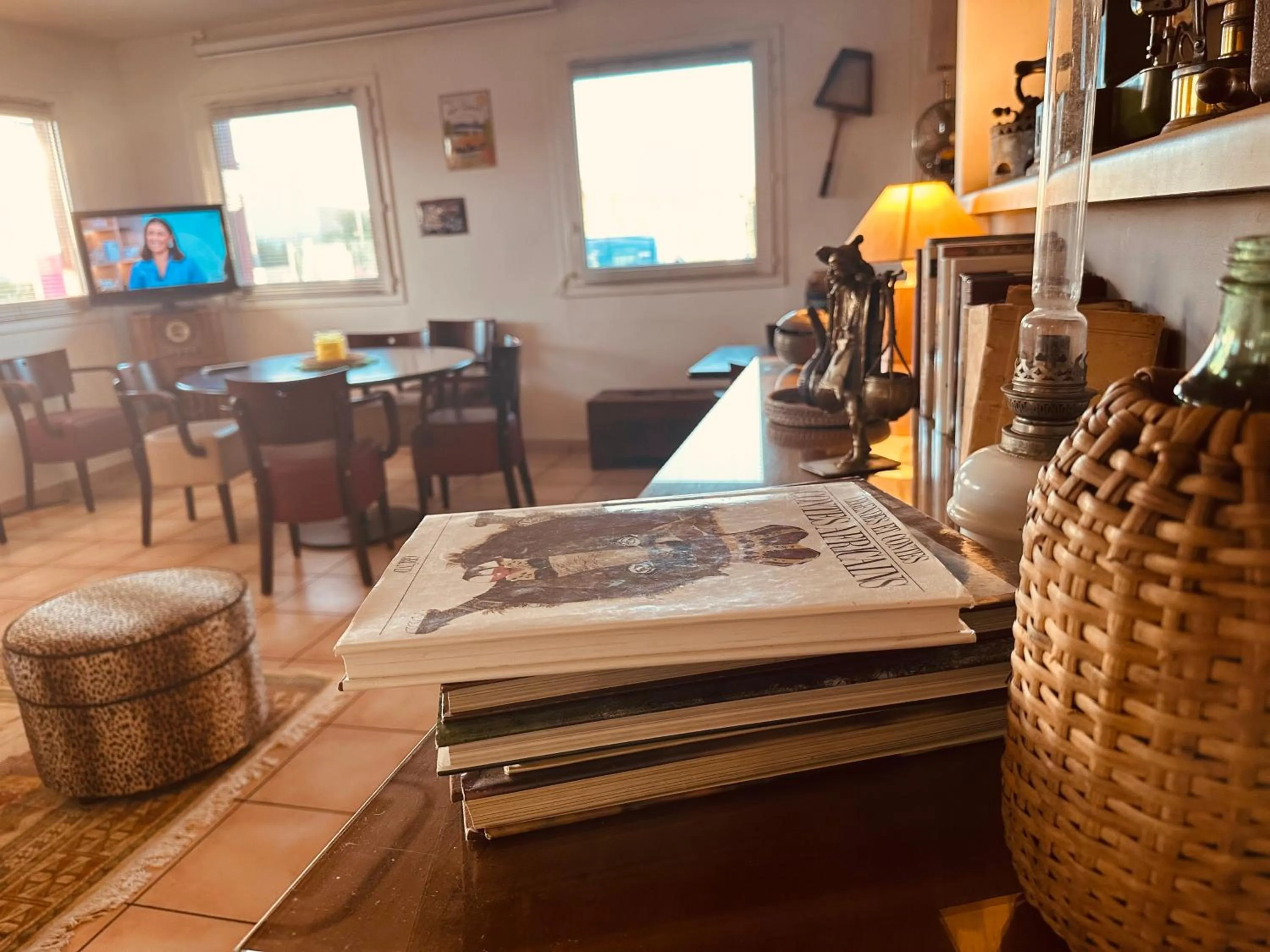 Communal lounge/ TV room in Everhotel route64 Tarbes-Ibos