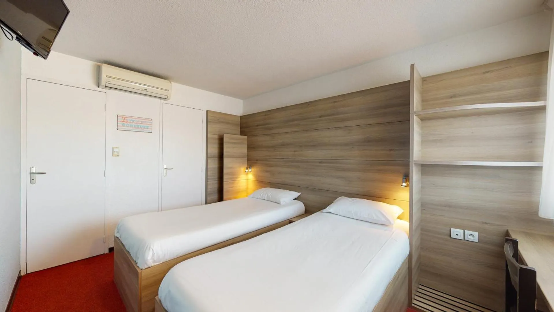 Photo of the whole room, Bed in Everhotel route64 Tarbes-Ibos