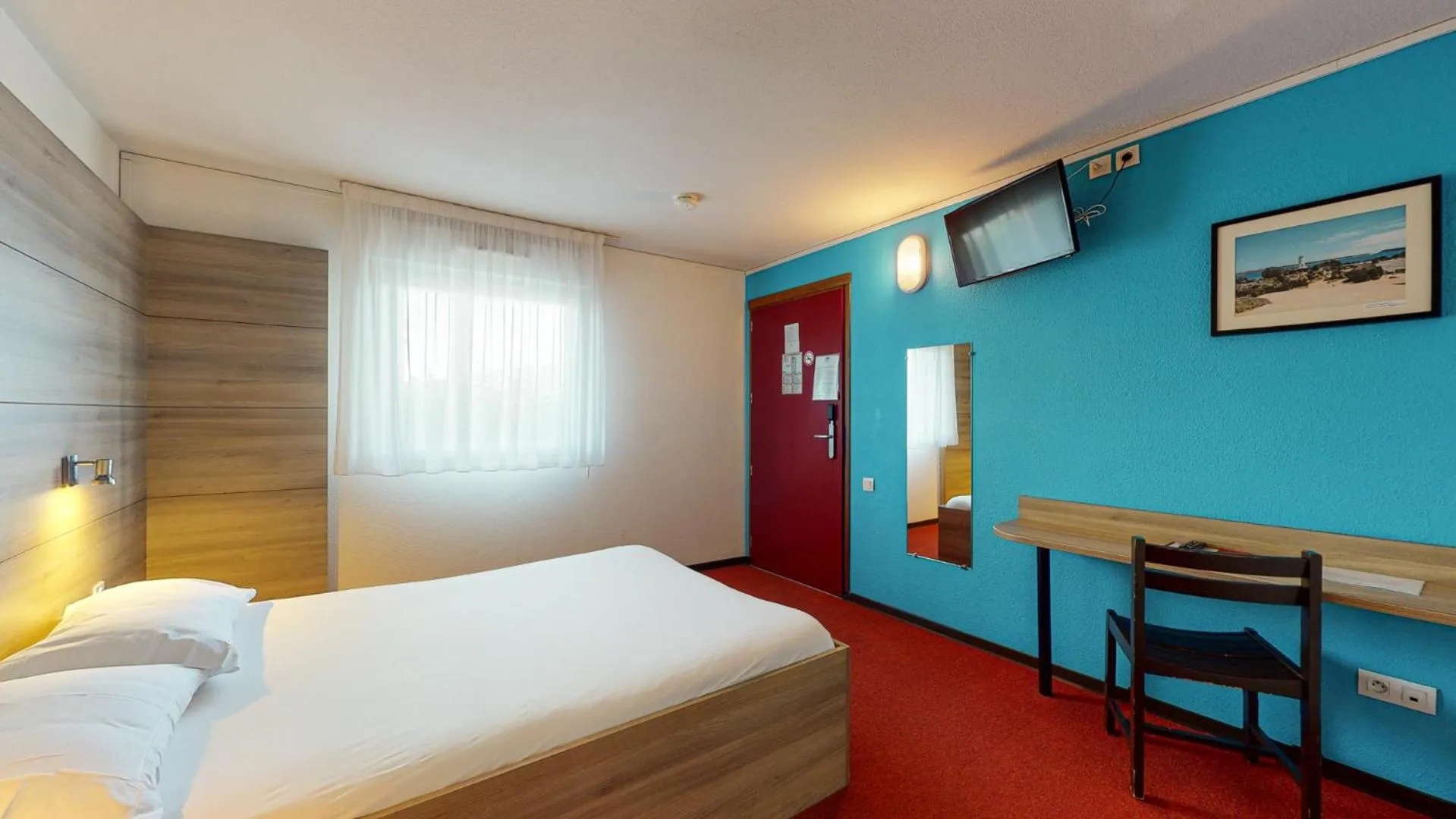 Facility for disabled guests, Bed in Everhotel route64 Tarbes-Ibos