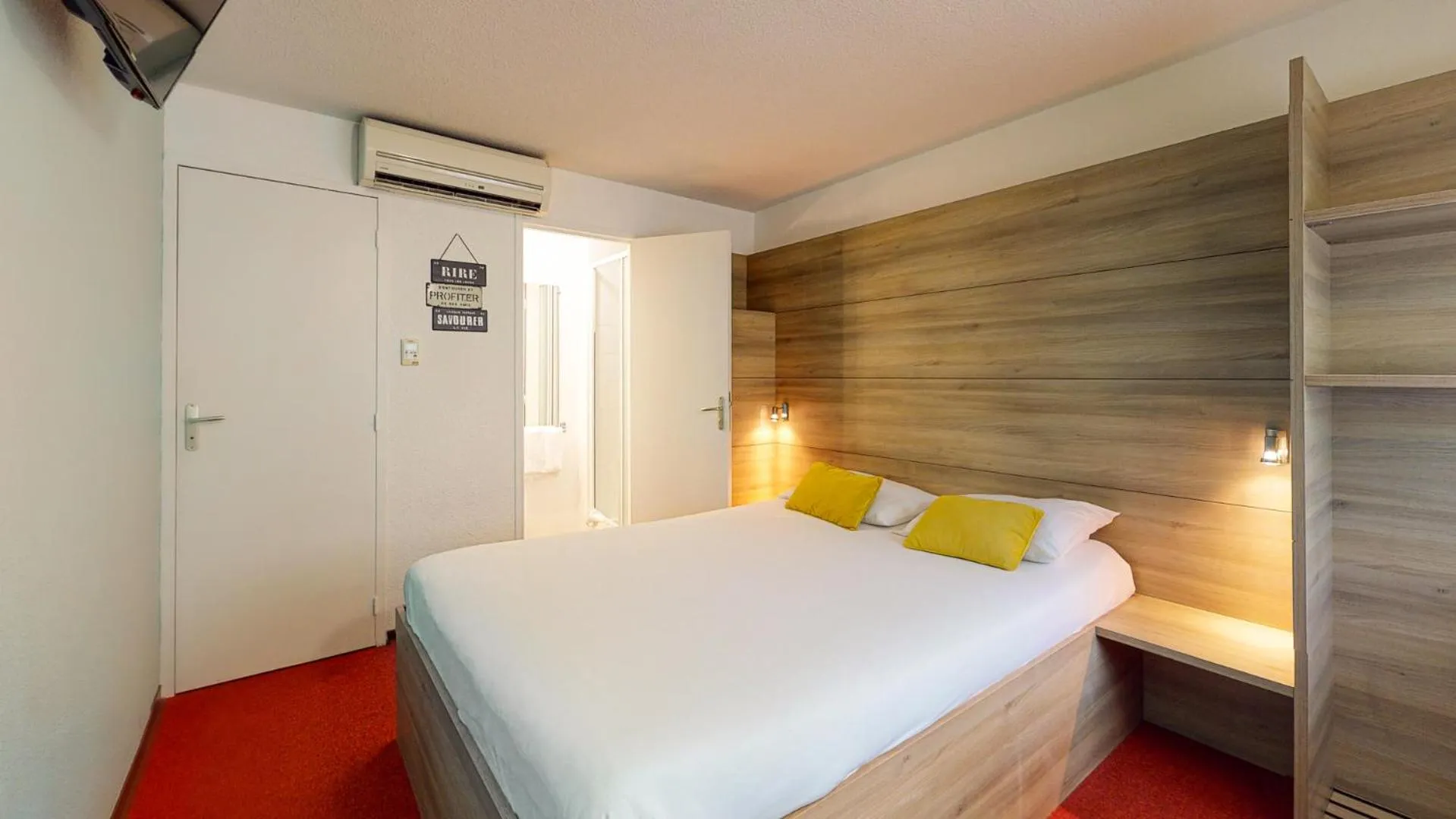 Photo of the whole room, Bed in Everhotel route64 Tarbes-Ibos