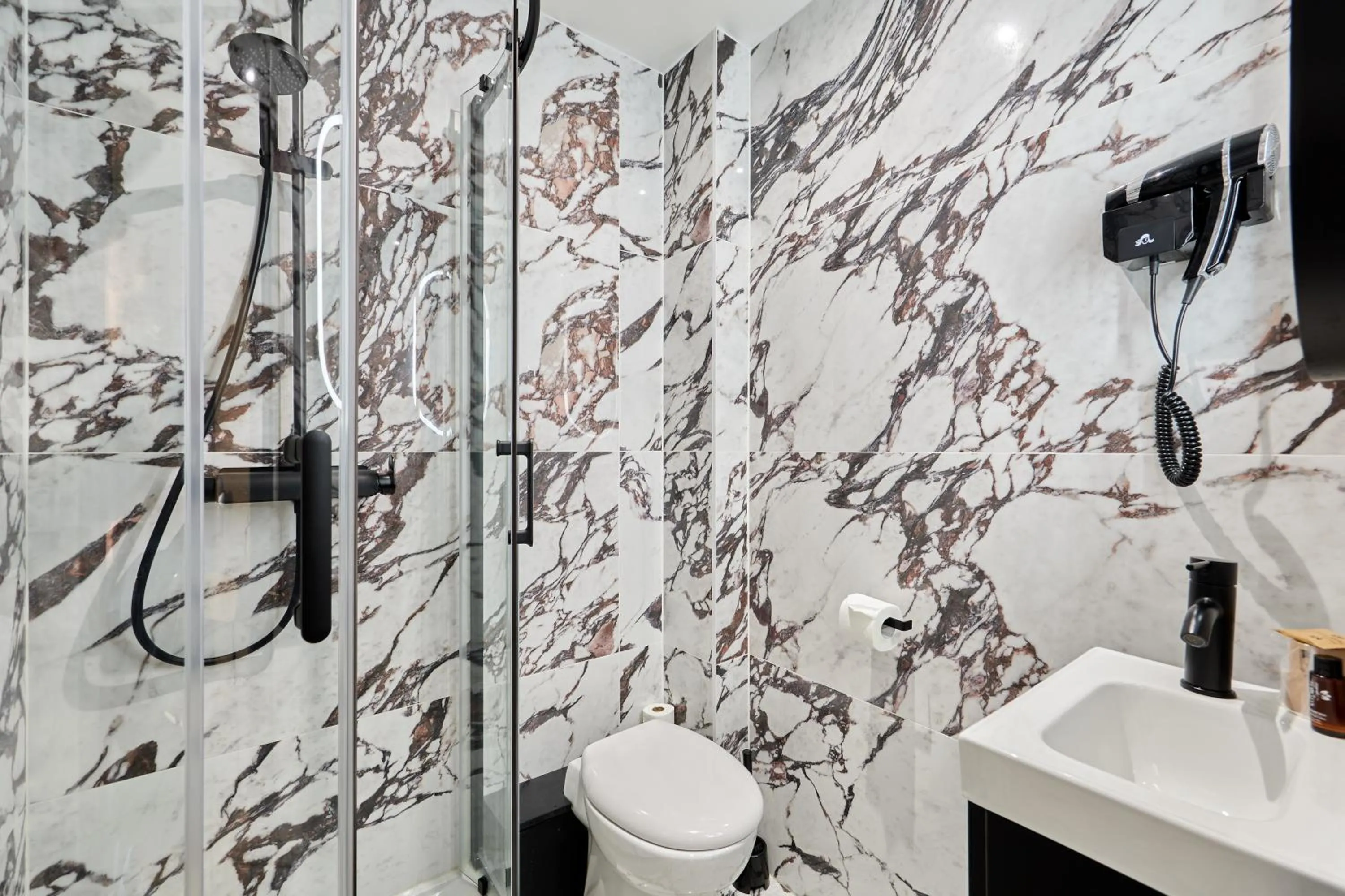 Bathroom in Hôtel Richelieu, Le Havre Centre-Ville, Perret