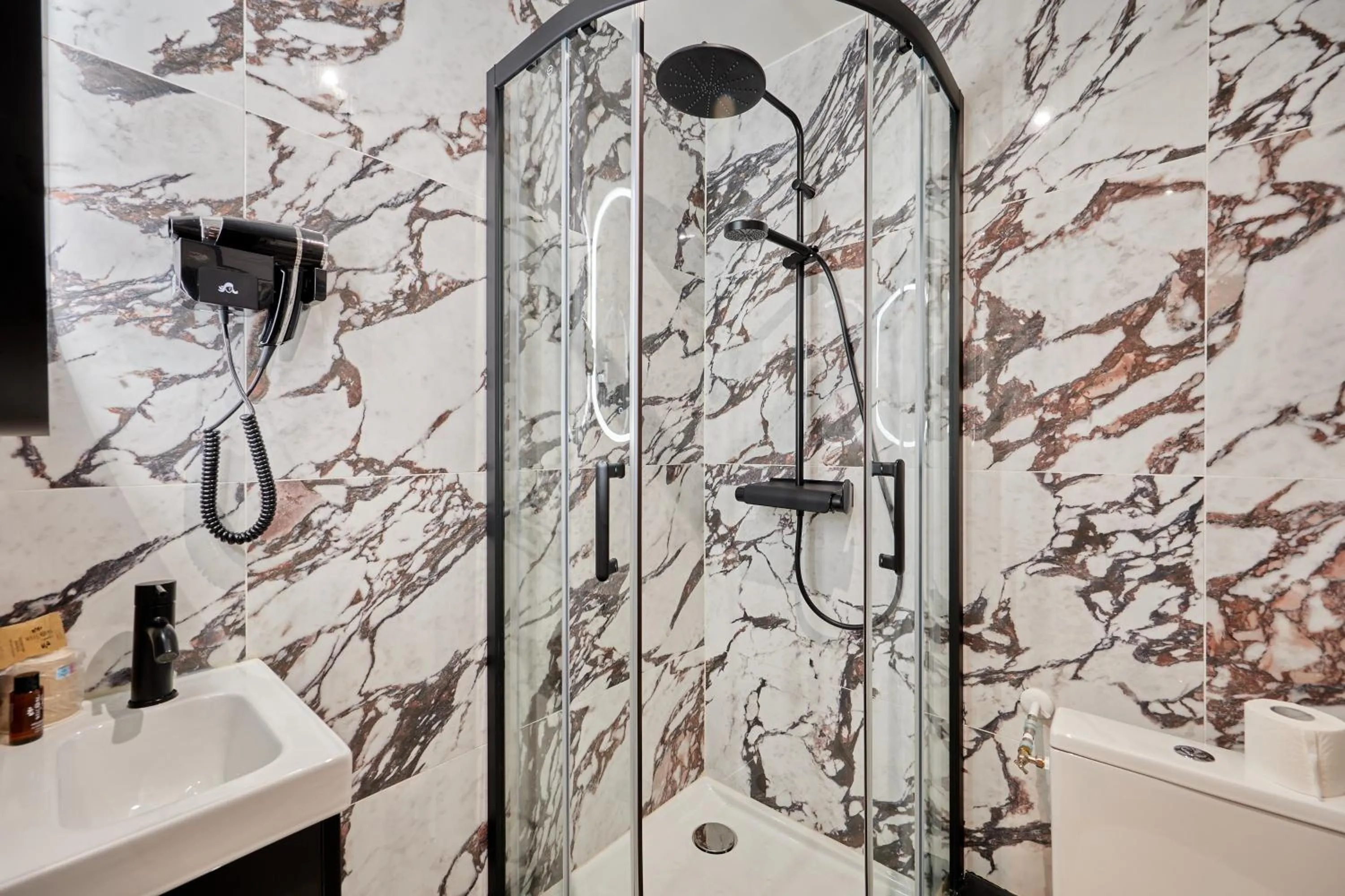 Toilet in Hôtel Richelieu, Le Havre Centre-Ville, Perret