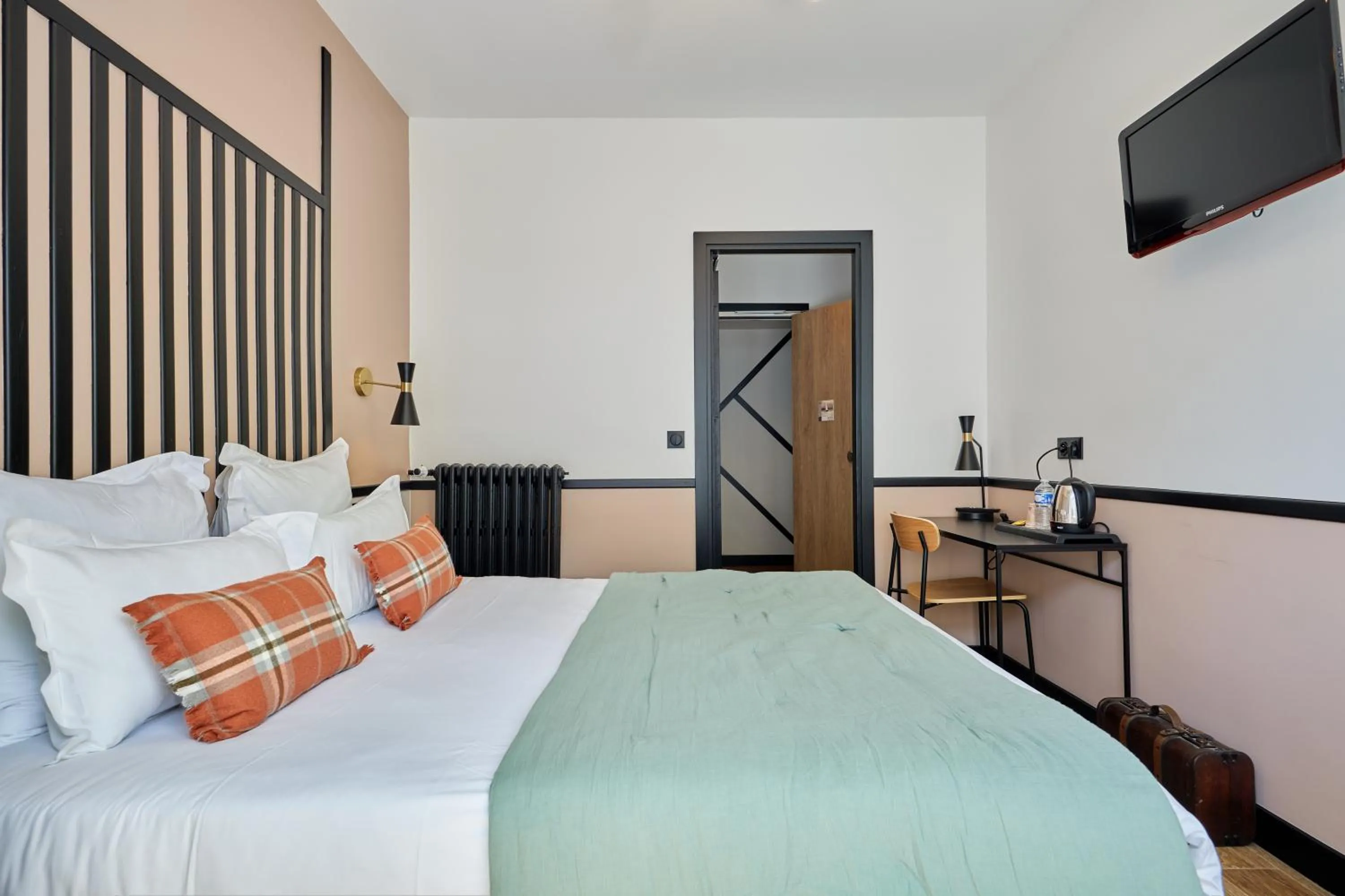 Communal lounge/ TV room, Bed in Hôtel Richelieu, Le Havre Centre-Ville, Perret