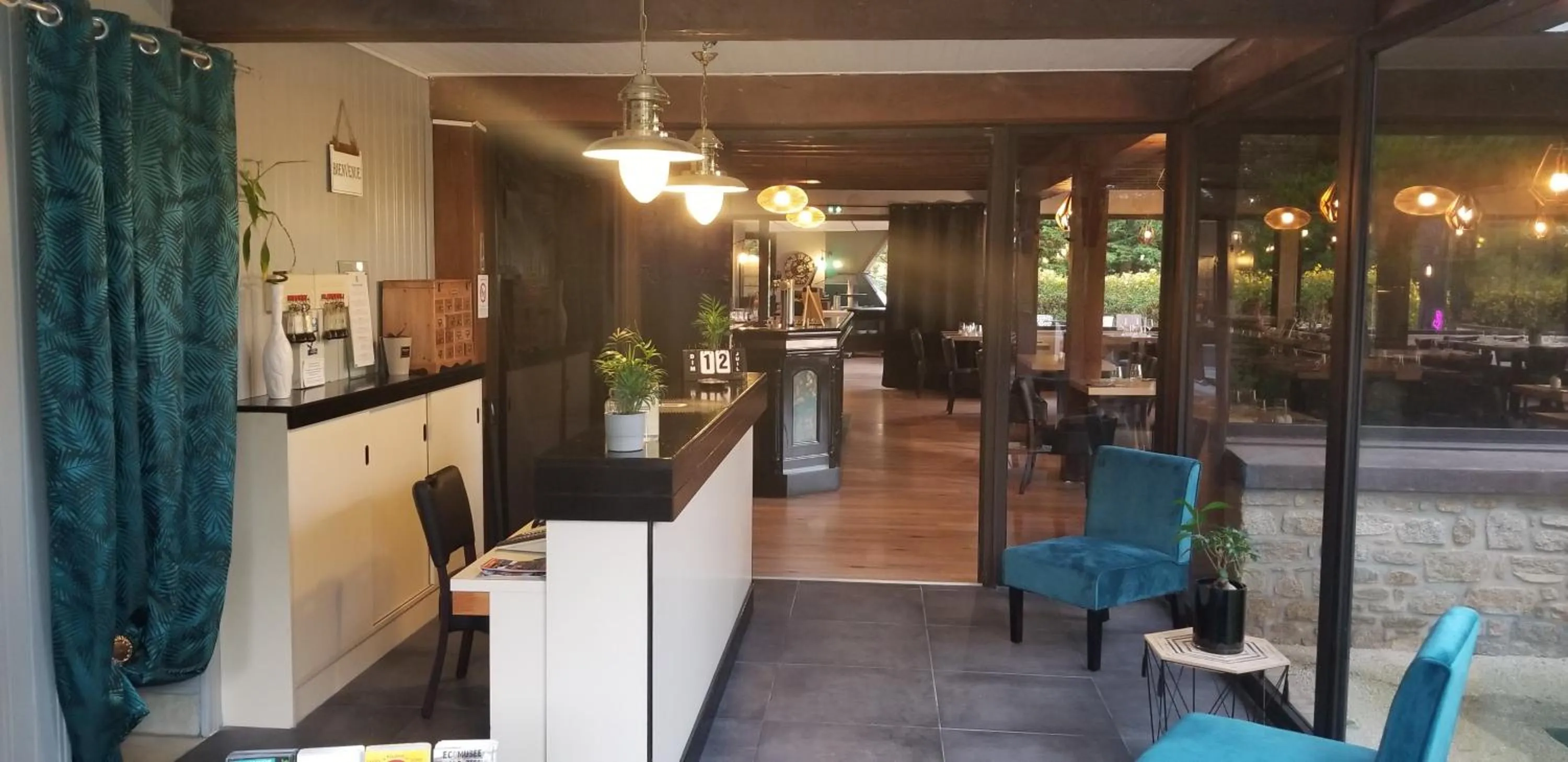 Restaurant/places to eat in Les Dineux Village