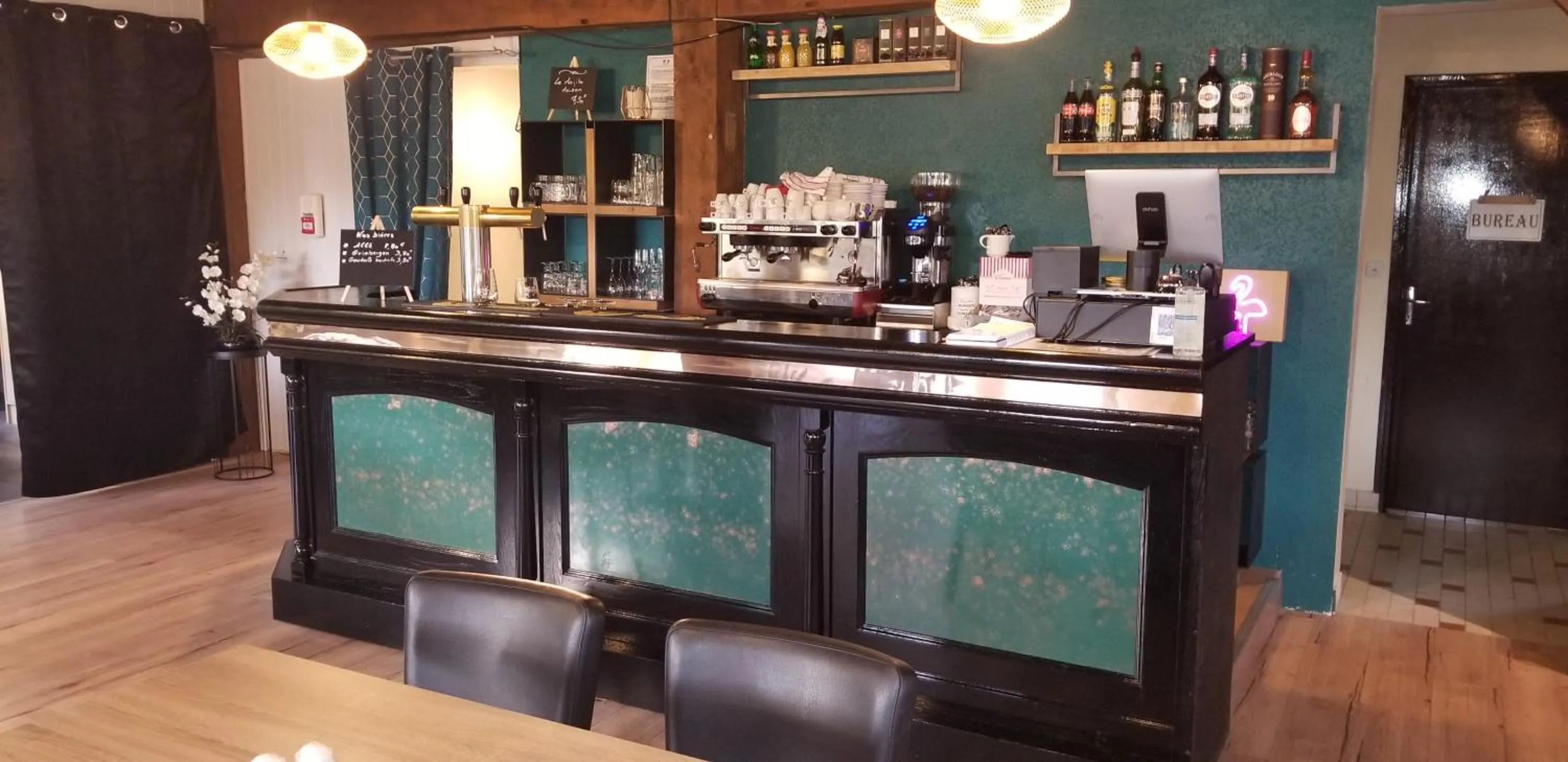 Nightclub / DJ in Les Dineux Village