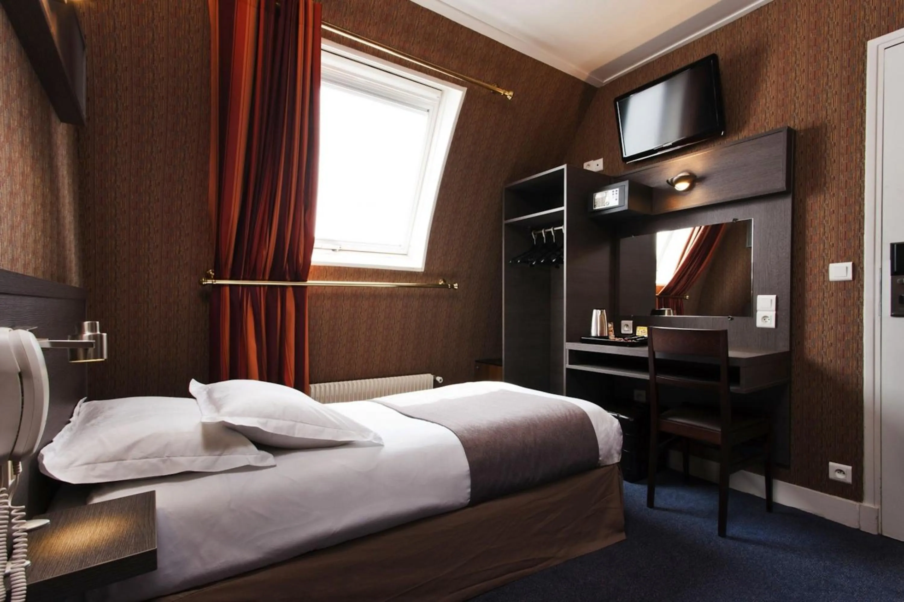 Photo of the whole room, Bed in Home Latin