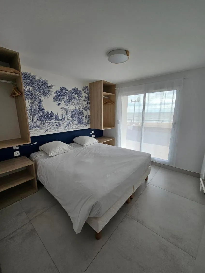 Bed in Hotel Les Dunes