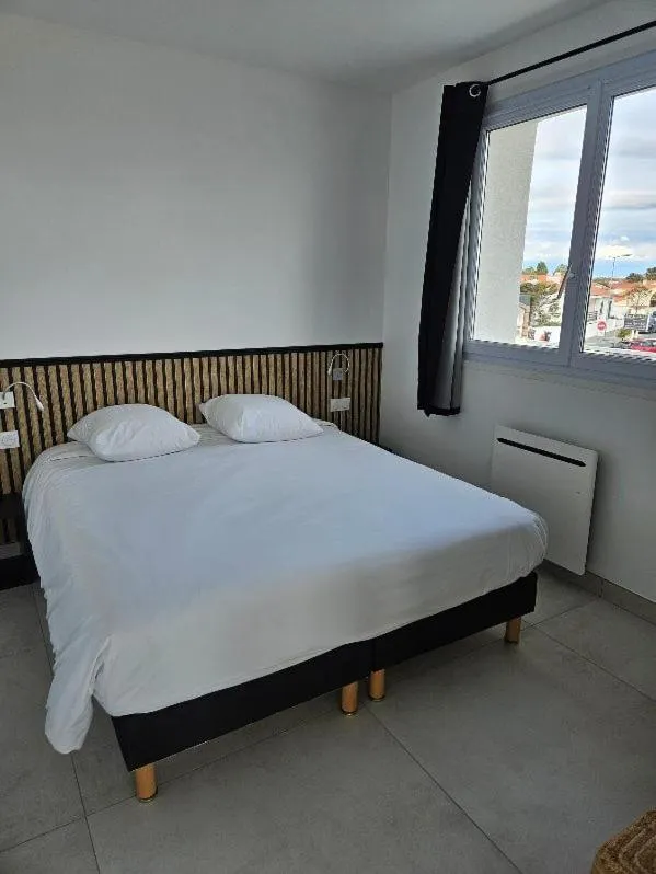 Bed in Hotel Les Dunes