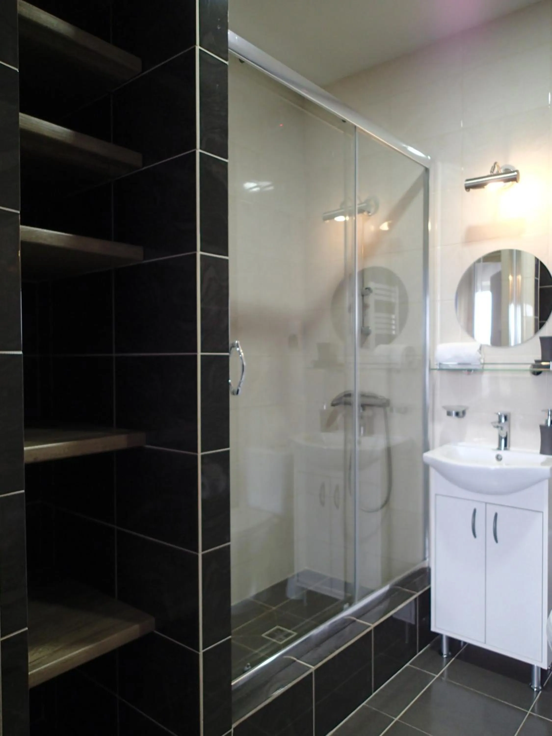 Photo of the whole room in Dolphin House