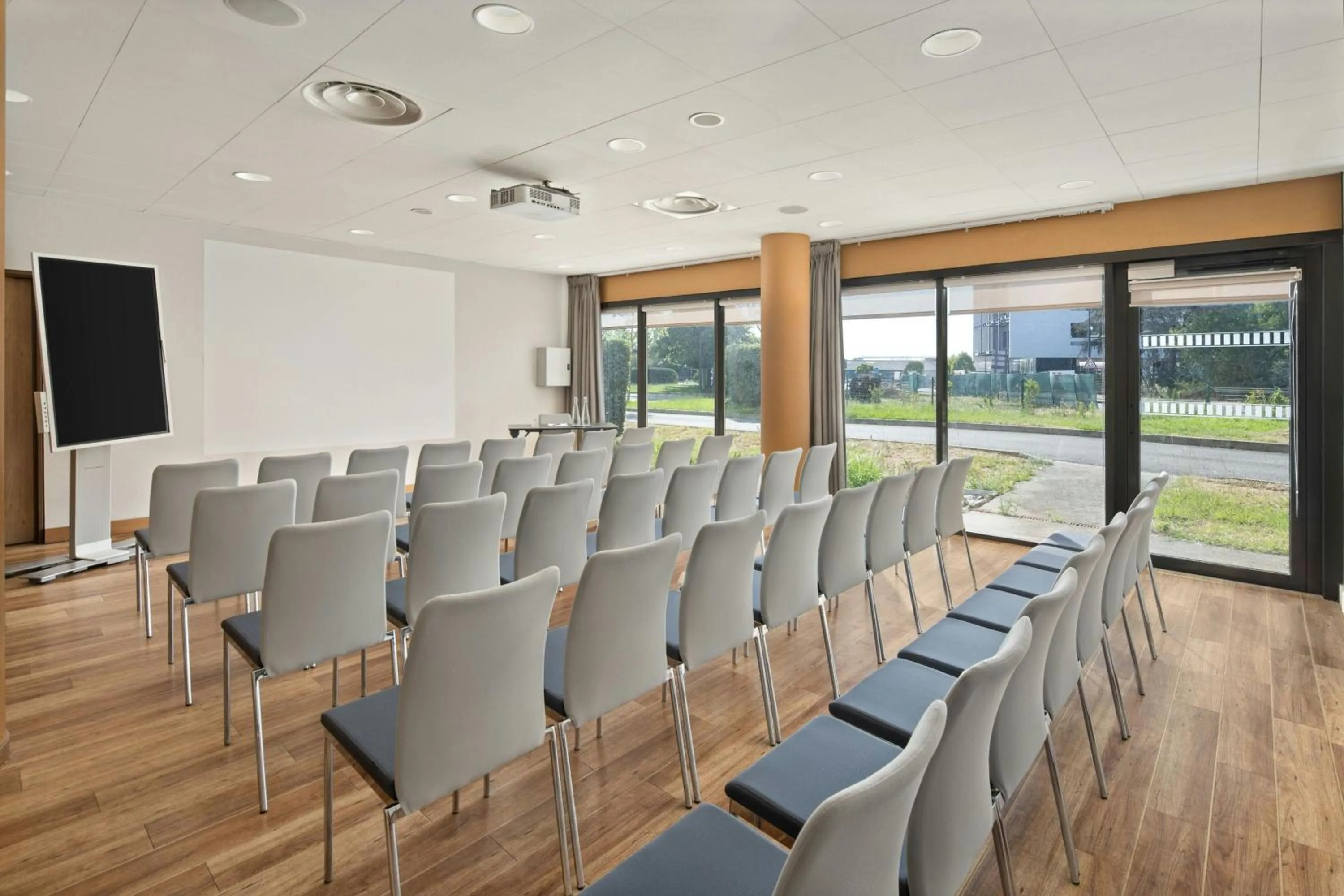 Meeting/conference room in Courtyard by Marriott Toulouse Airport