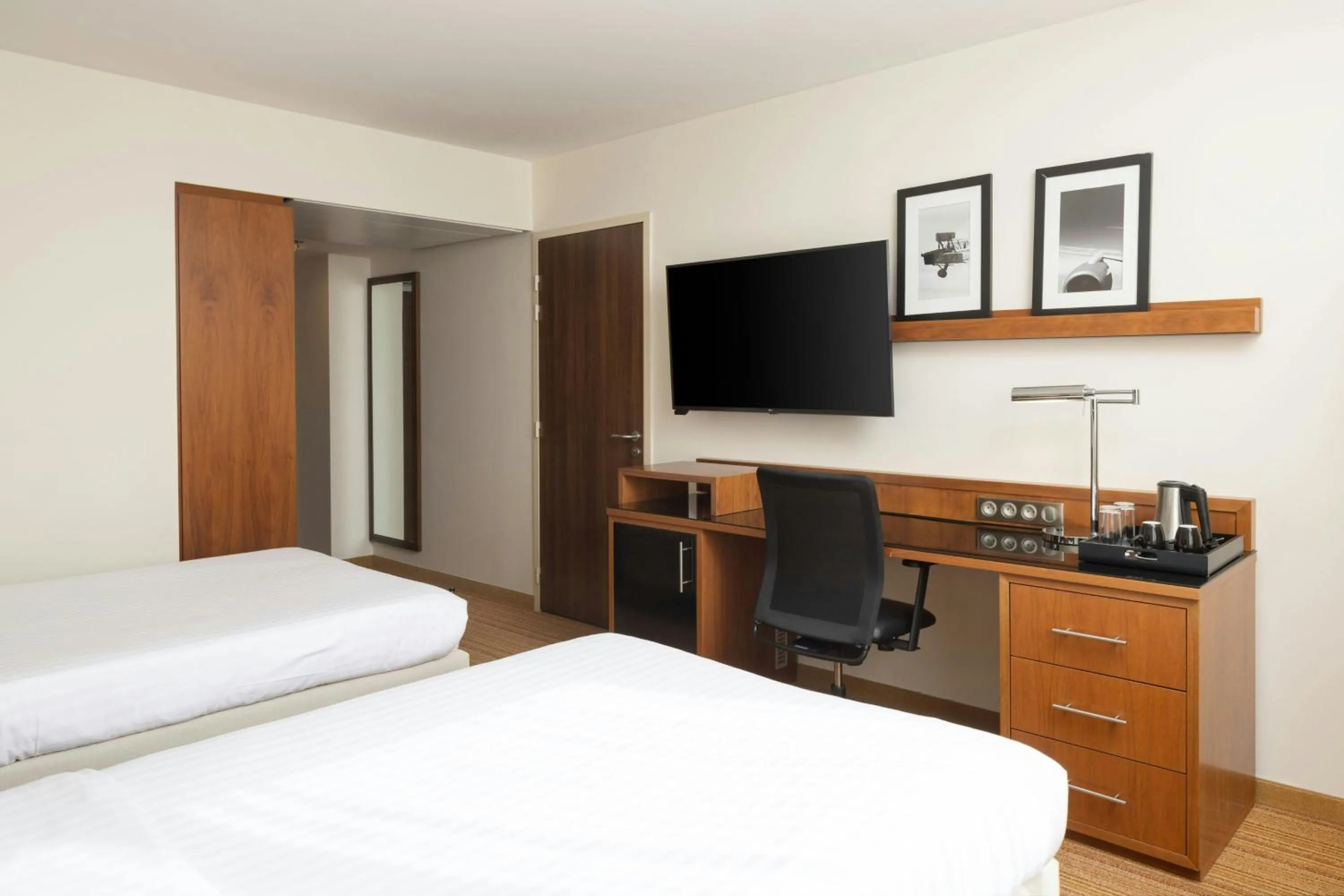 Photo of the whole room, Bed in Courtyard by Marriott Toulouse Airport