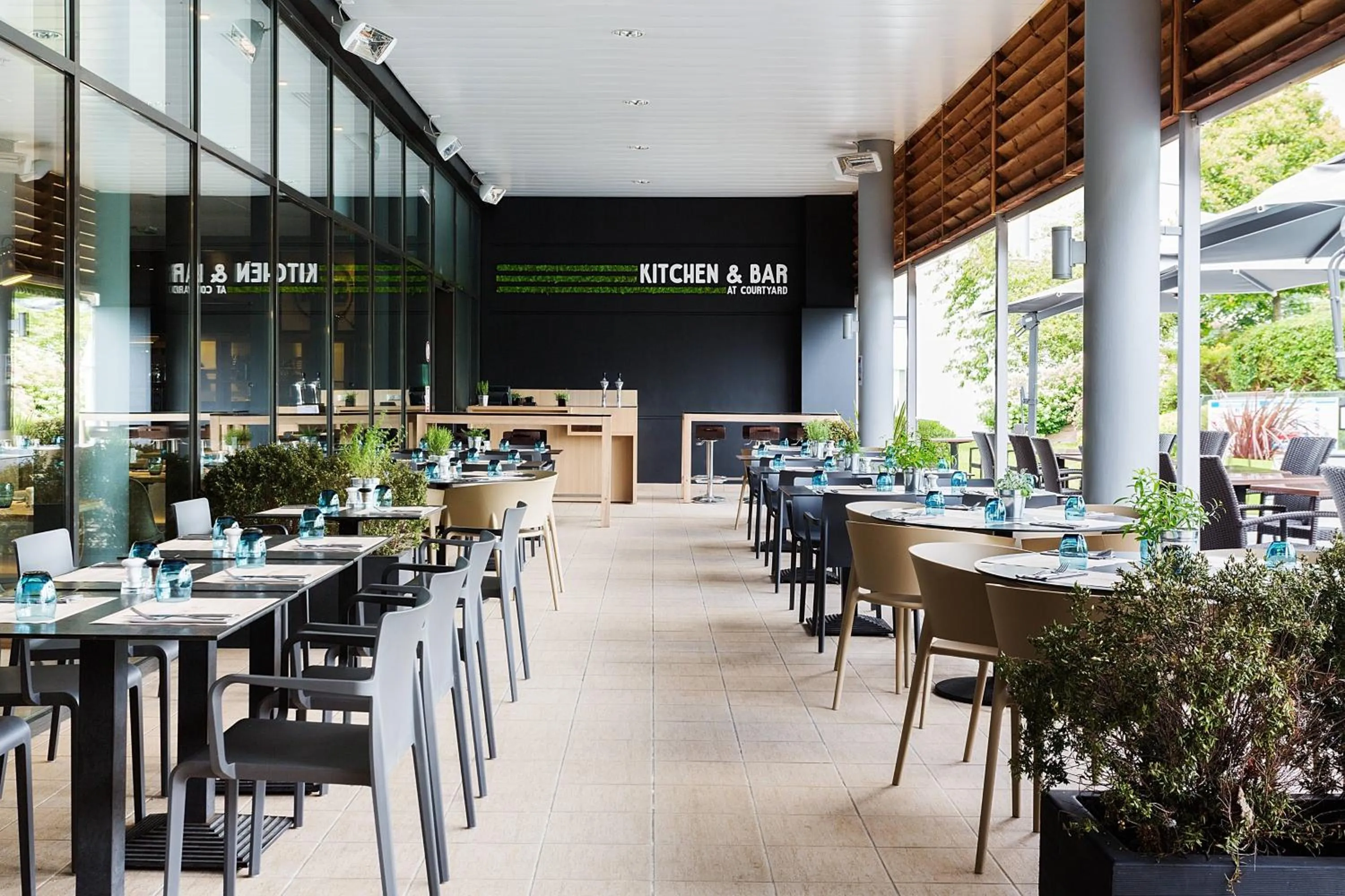 Lounge or bar in Courtyard by Marriott Toulouse Airport