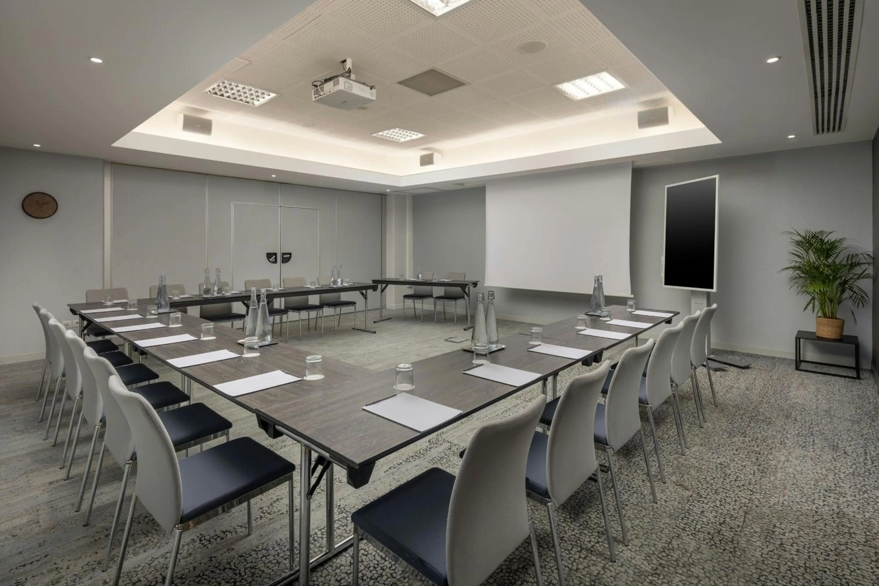 Meeting/conference room in Courtyard by Marriott Toulouse Airport