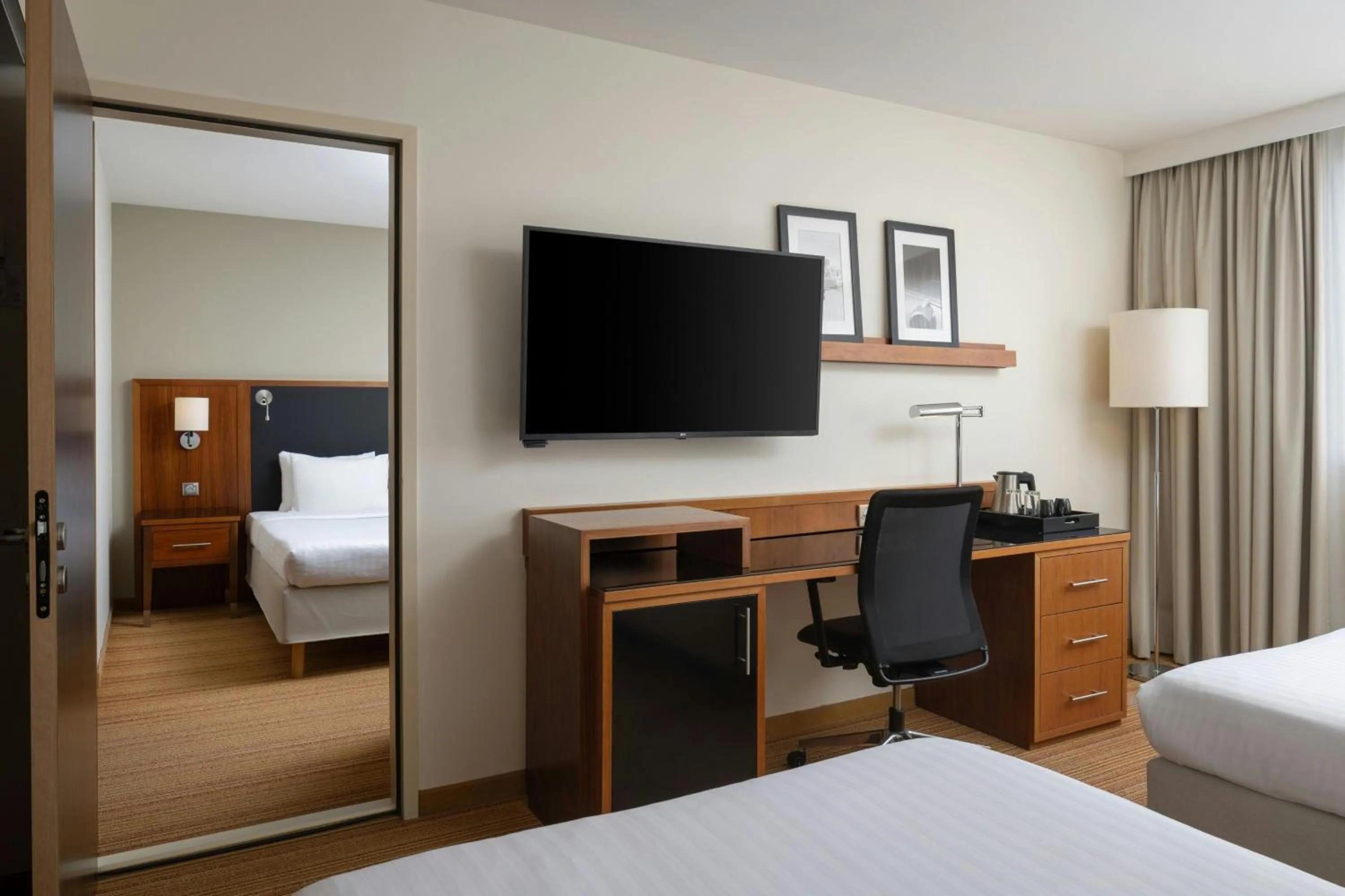 Photo of the whole room, Bed in Courtyard by Marriott Toulouse Airport