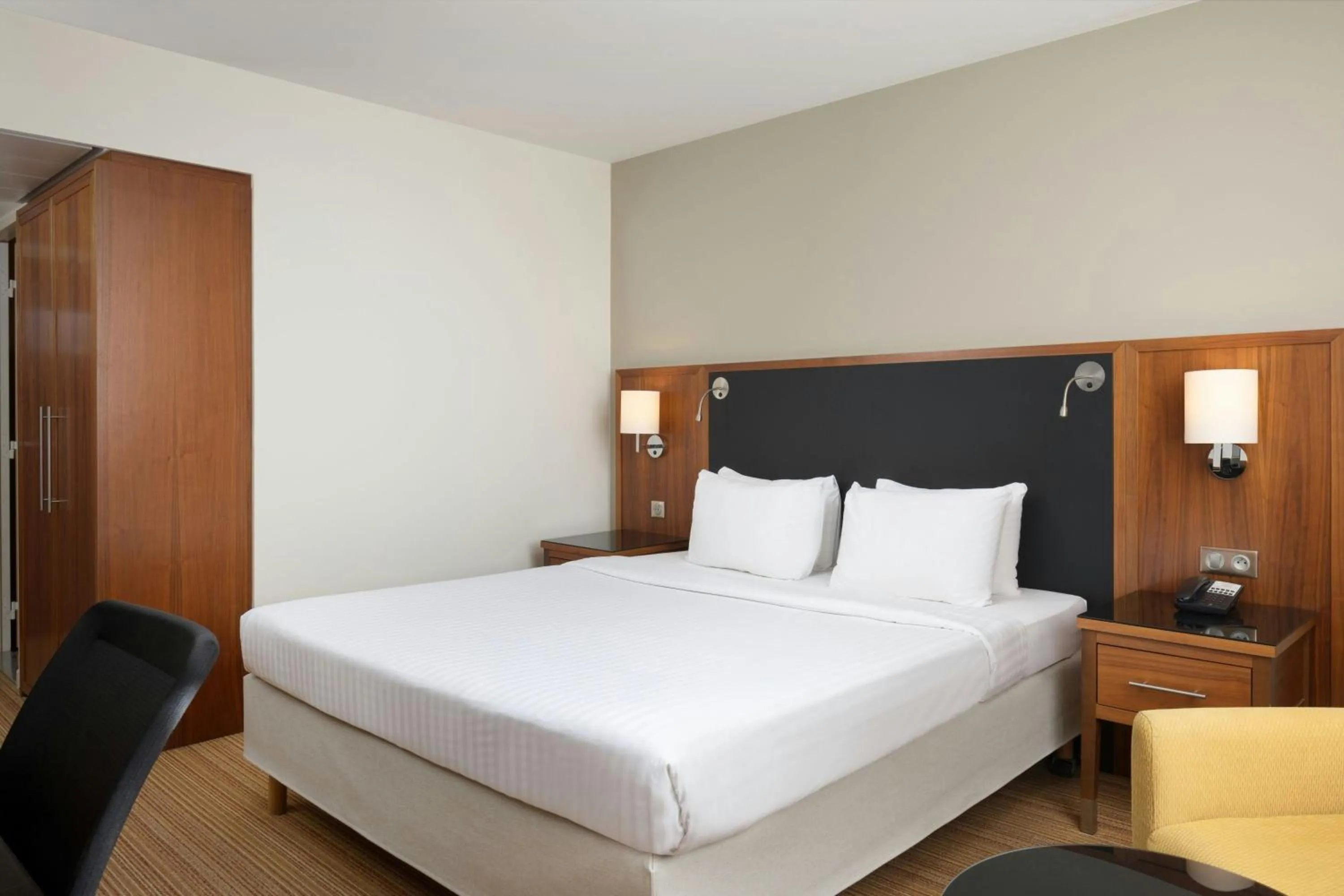 Photo of the whole room, Bed in Courtyard by Marriott Toulouse Airport