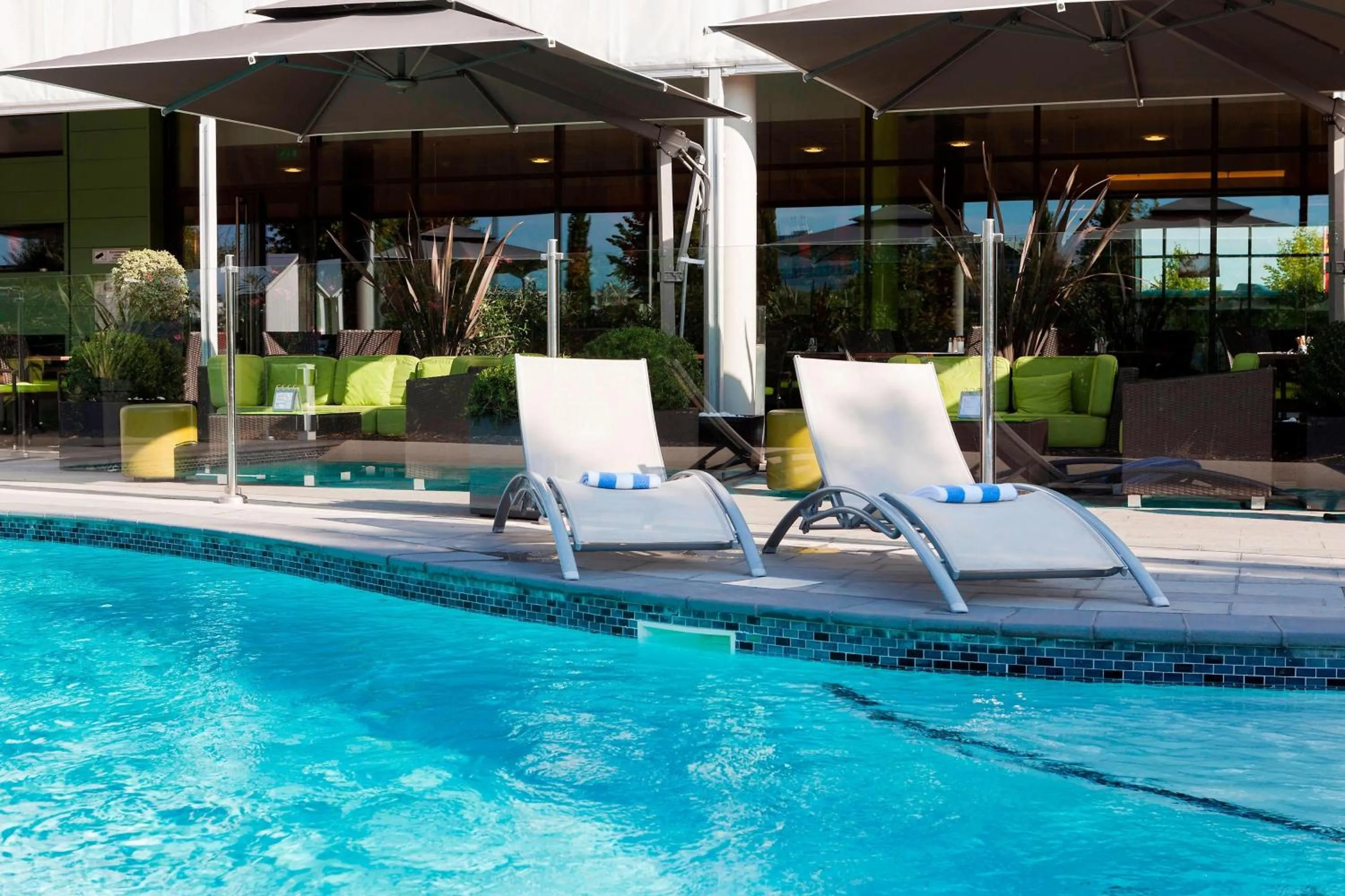 Swimming pool in Courtyard by Marriott Toulouse Airport