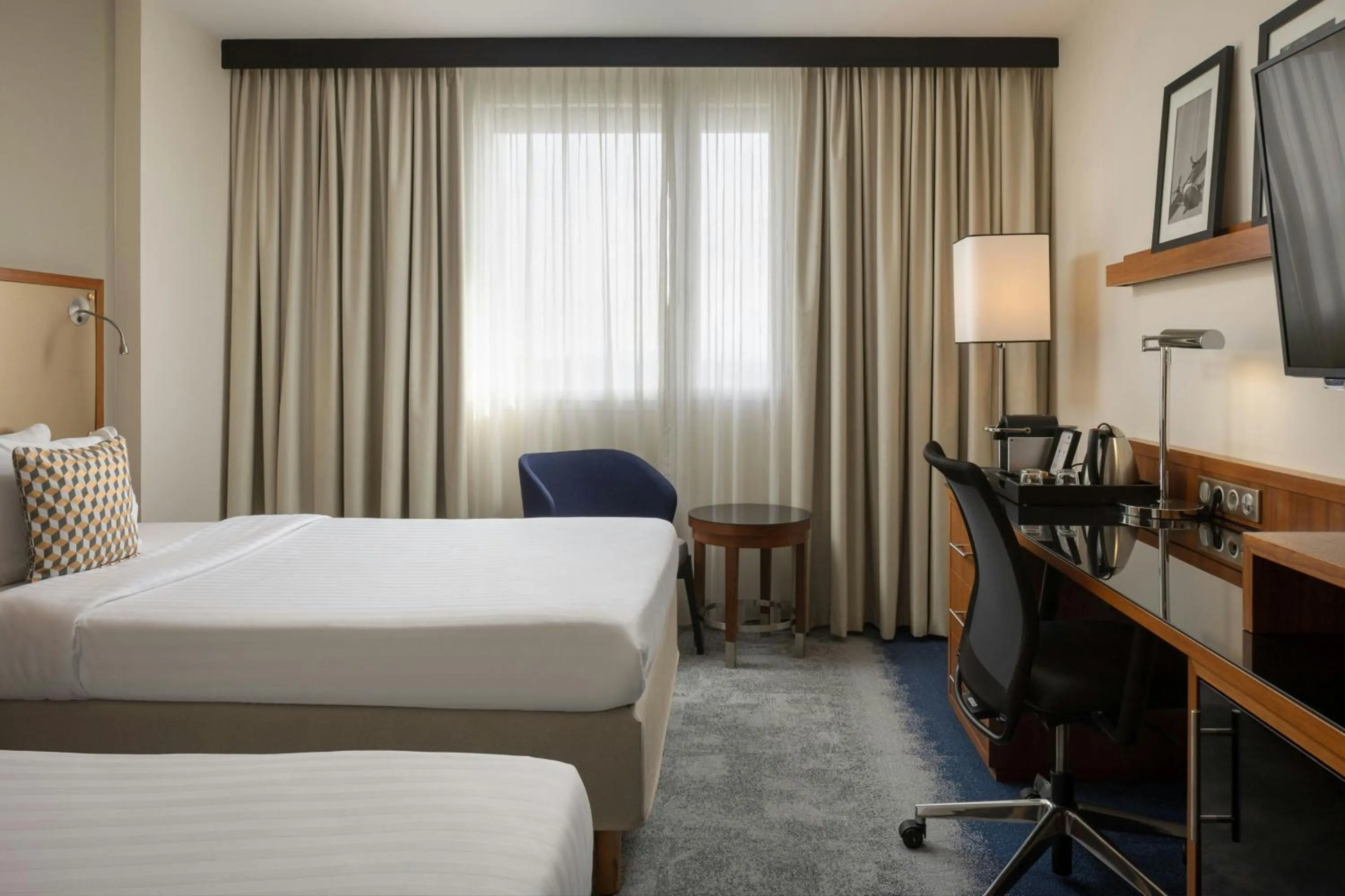 Photo of the whole room, Bed in Courtyard by Marriott Toulouse Airport