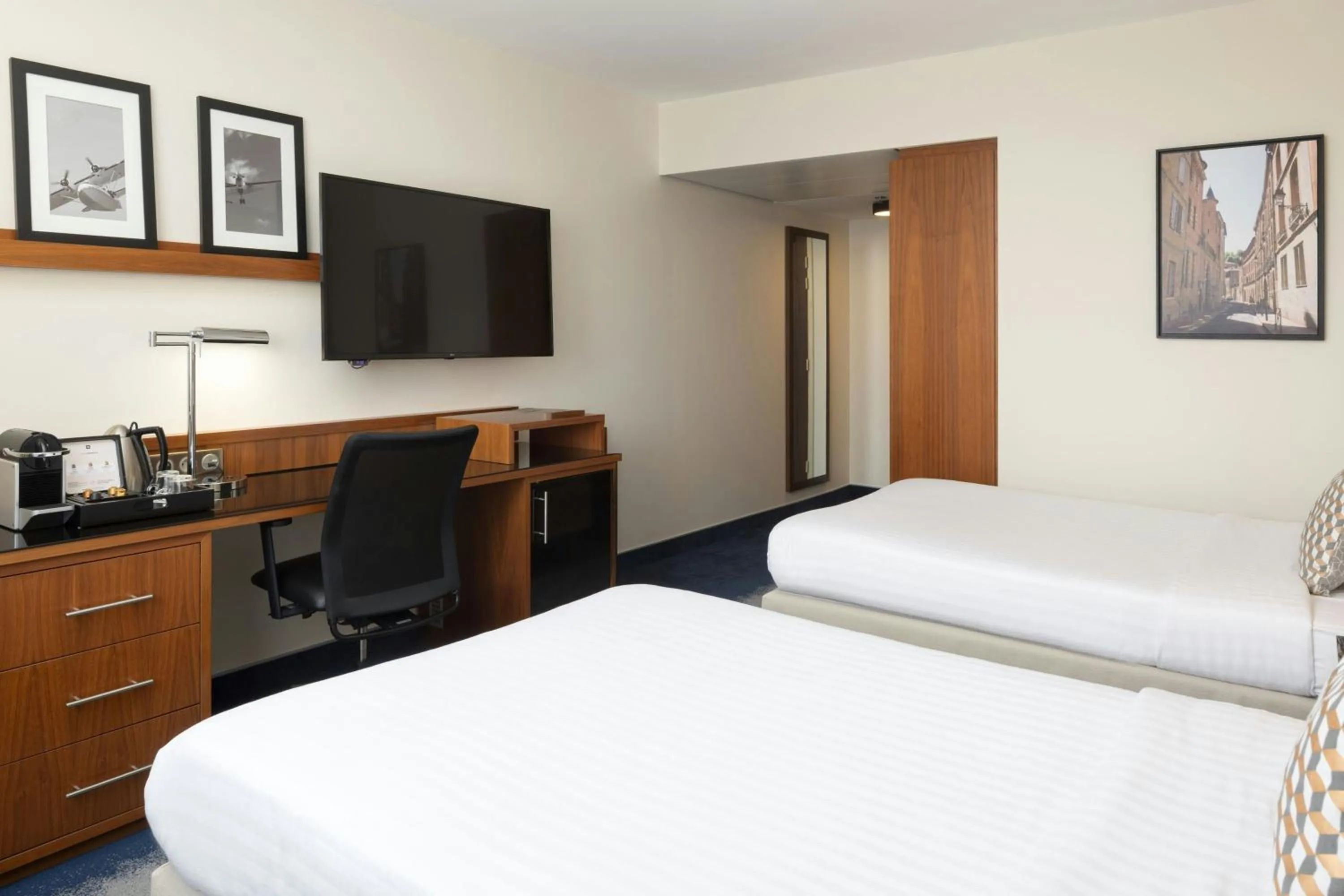 Photo of the whole room, Bed in Courtyard by Marriott Toulouse Airport