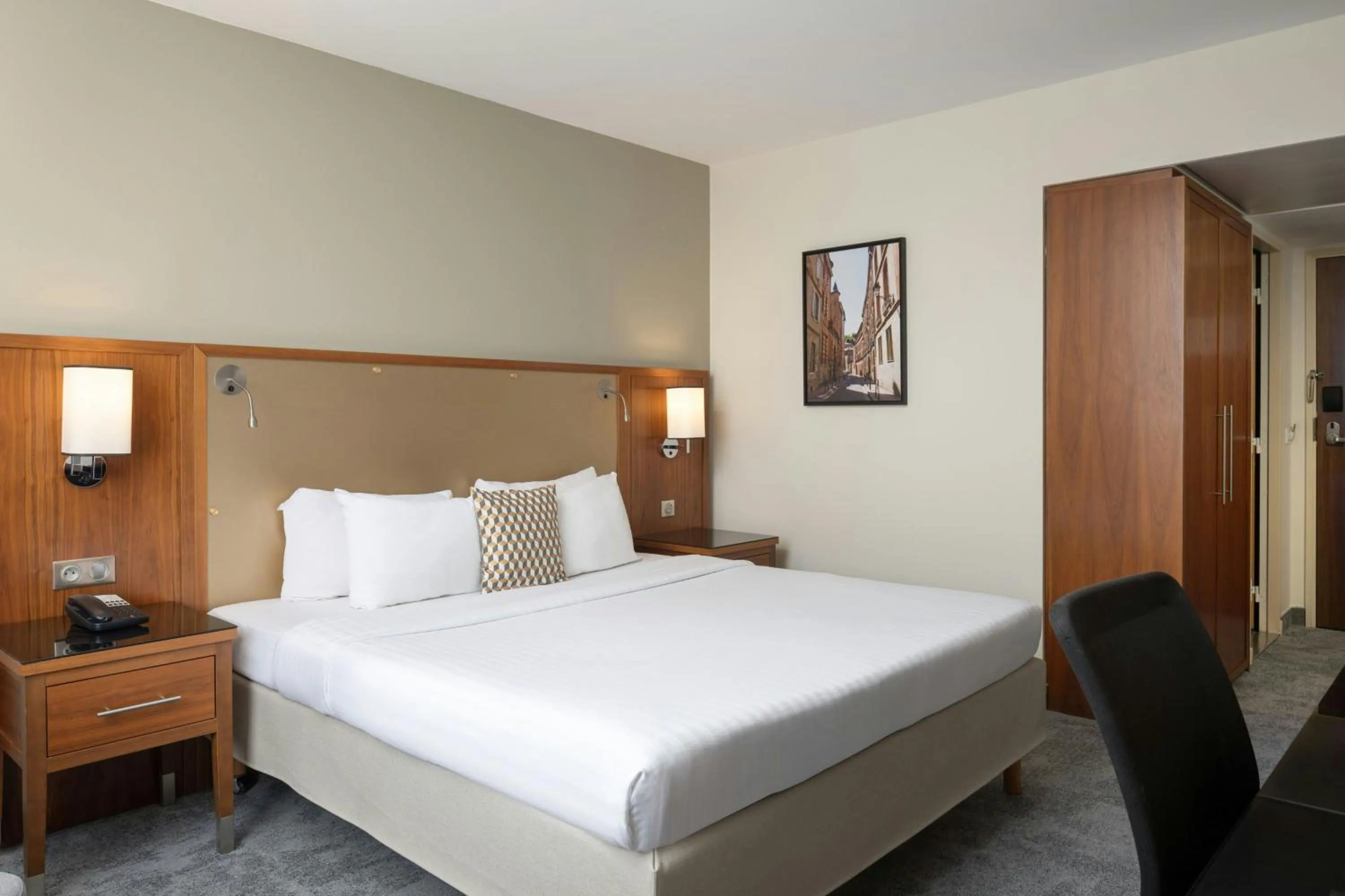 Photo of the whole room, Bed in Courtyard by Marriott Toulouse Airport