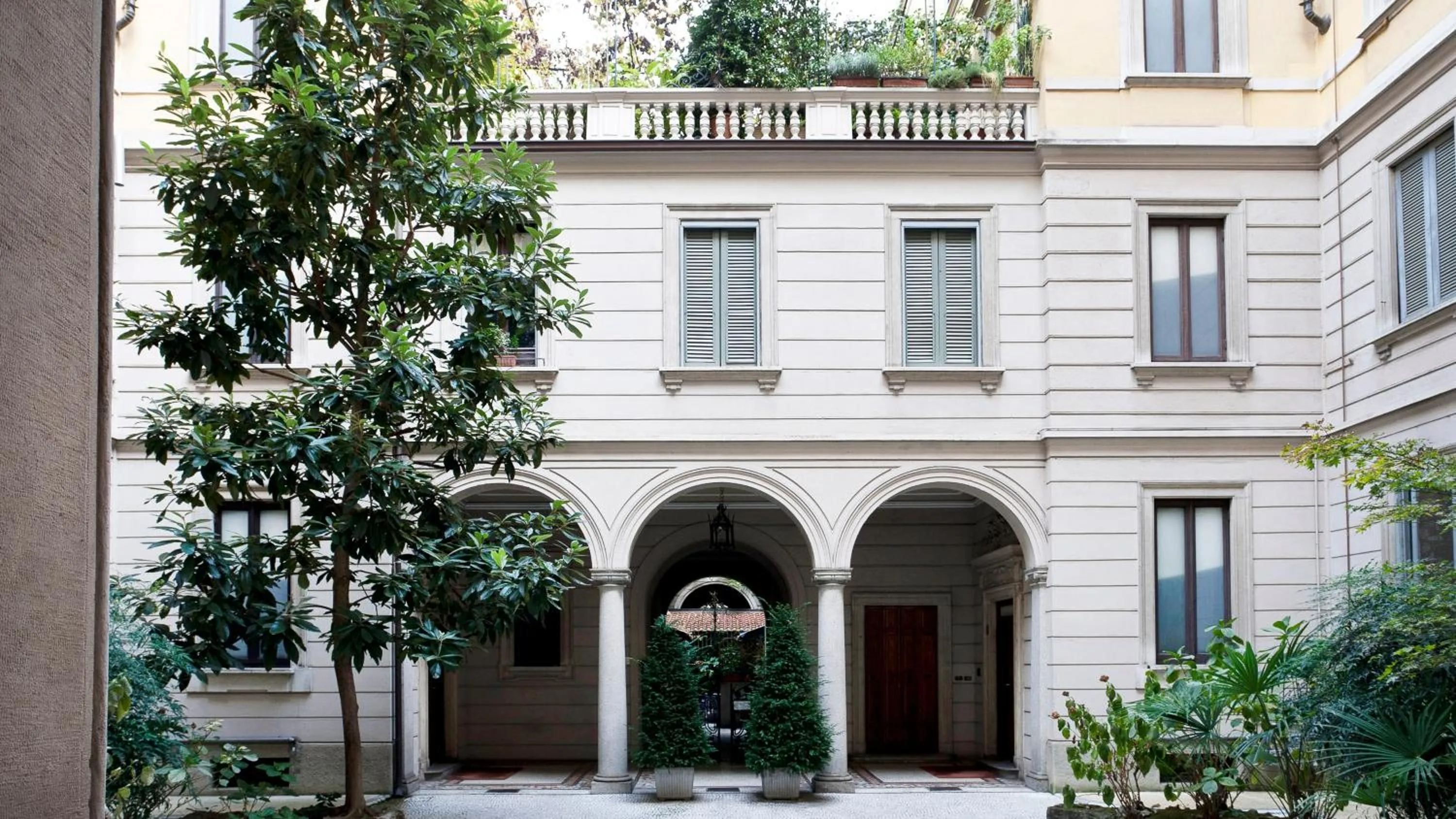 Facade/entrance in Italianway - Vincenzo Monti 52
